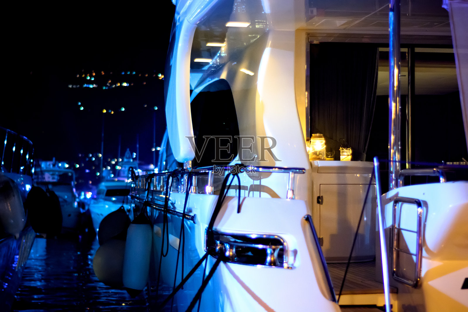 白色昂贵的游艇在夜晚的海上码头。照片摄影图片