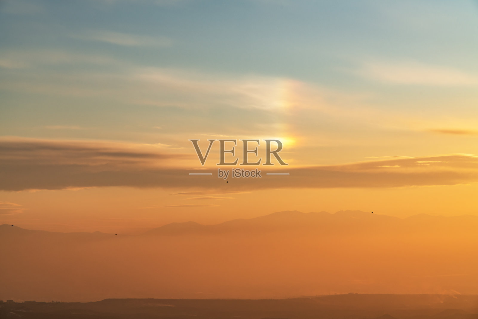 美丽明亮的日落天空与戏剧性的云。落日的天空背景。照片摄影图片