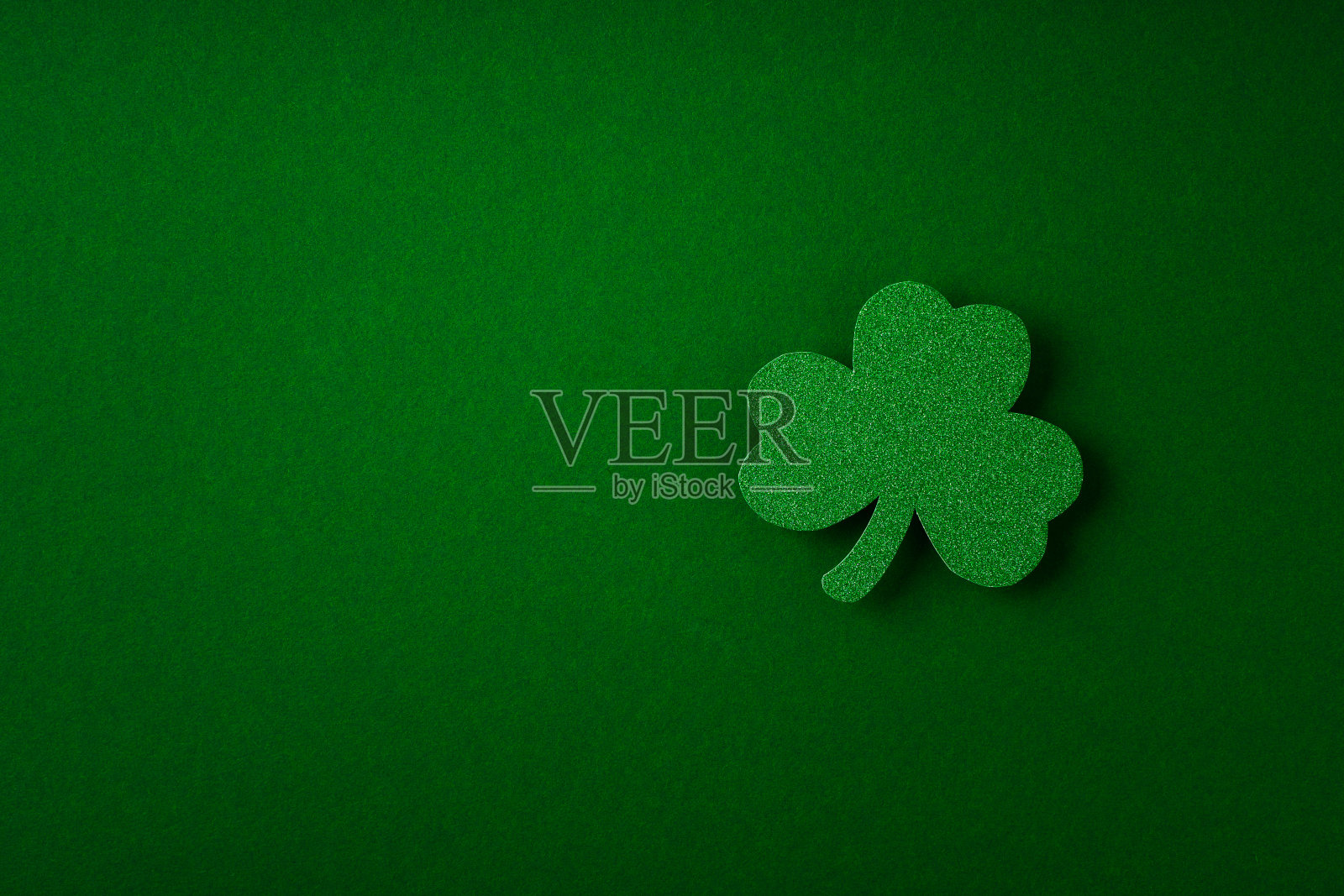 圣帕特里克日平铺概念与三叶草在绿色背景照片摄影图片