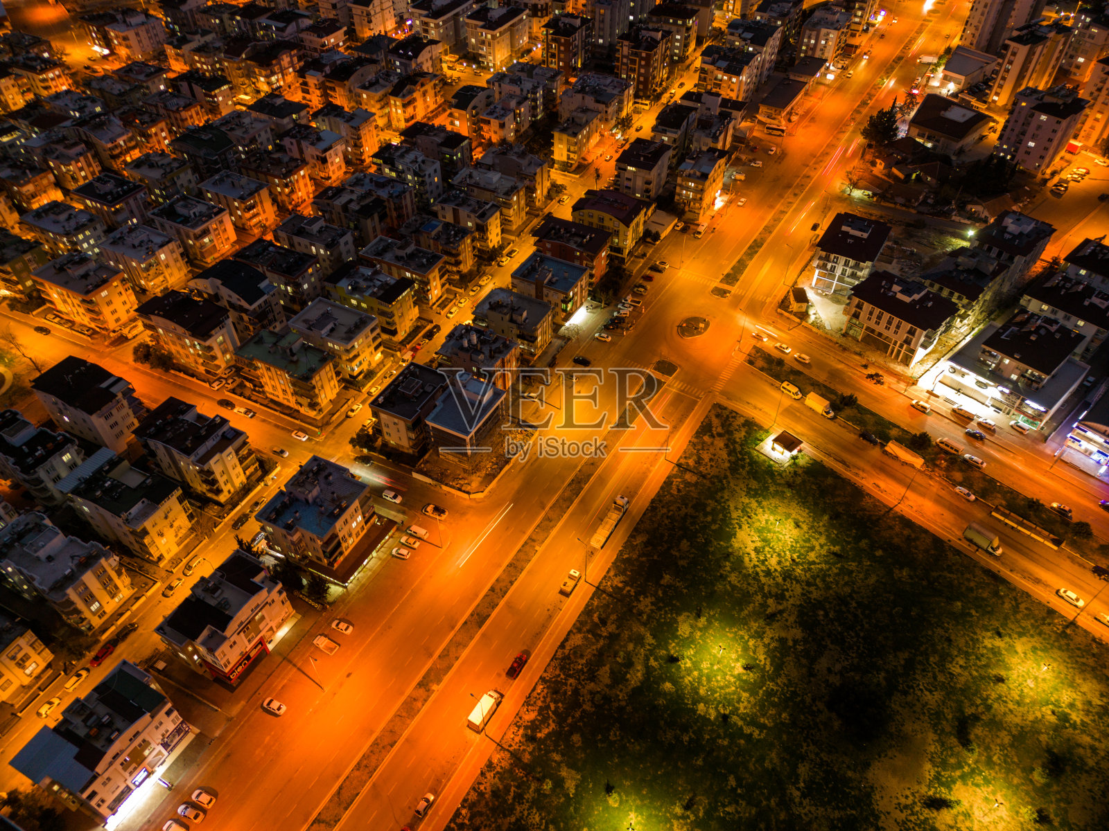 夜间鸟瞰街道、街道和居民楼。照片摄影图片