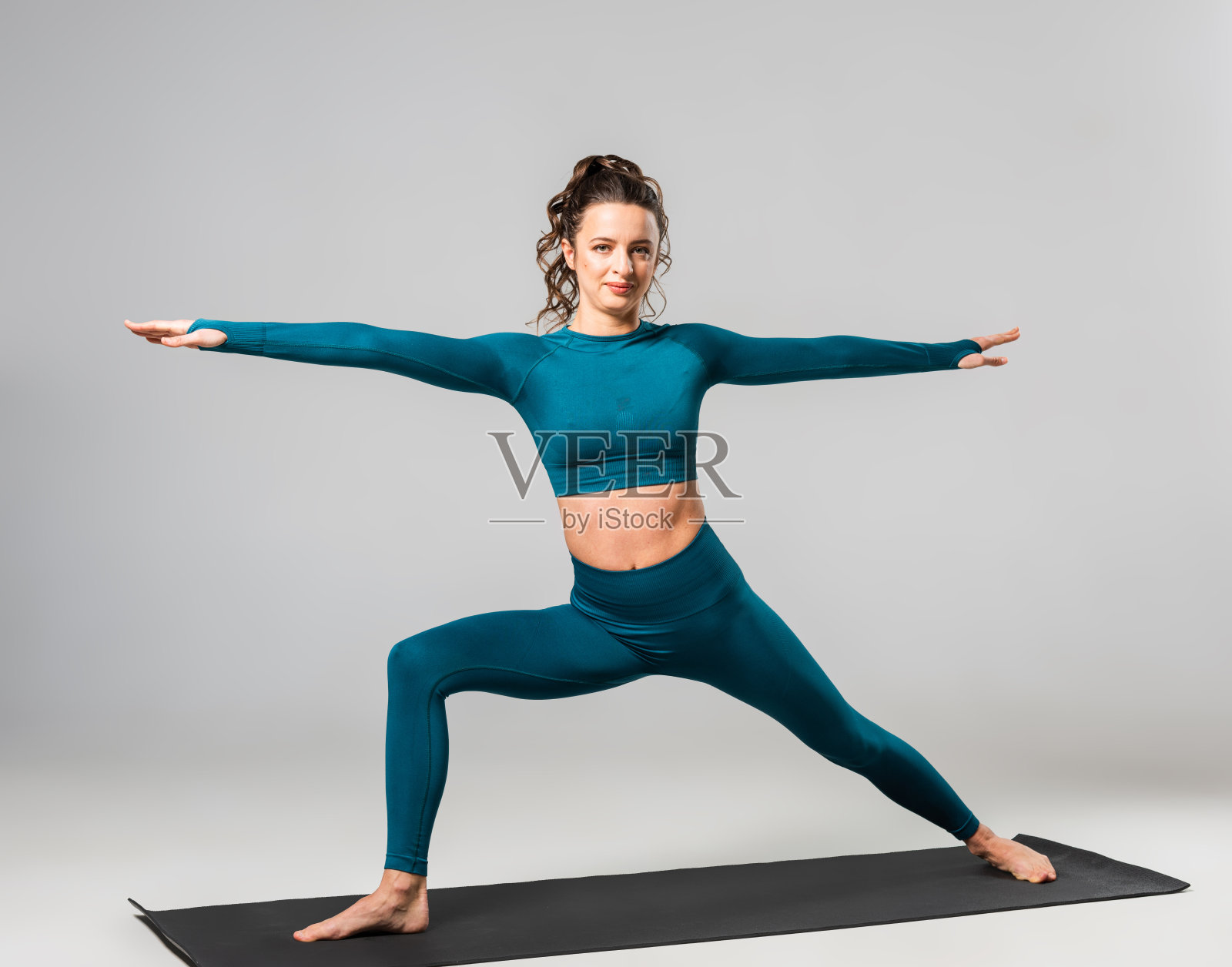 一位美女正在瑜伽课上减肥照片摄影图片