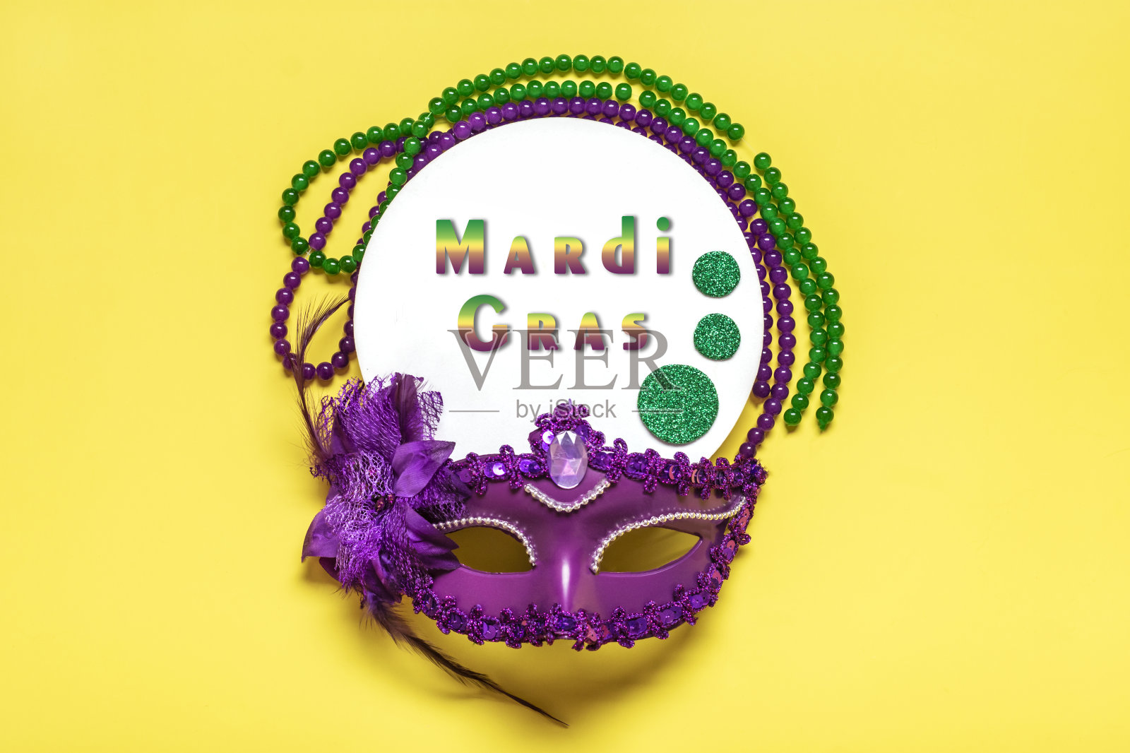 狂欢节的概念。祝贺卡与紫色面具在黄色背景俯视图2023年狂欢节游行时间表模型复制空间照片摄影图片