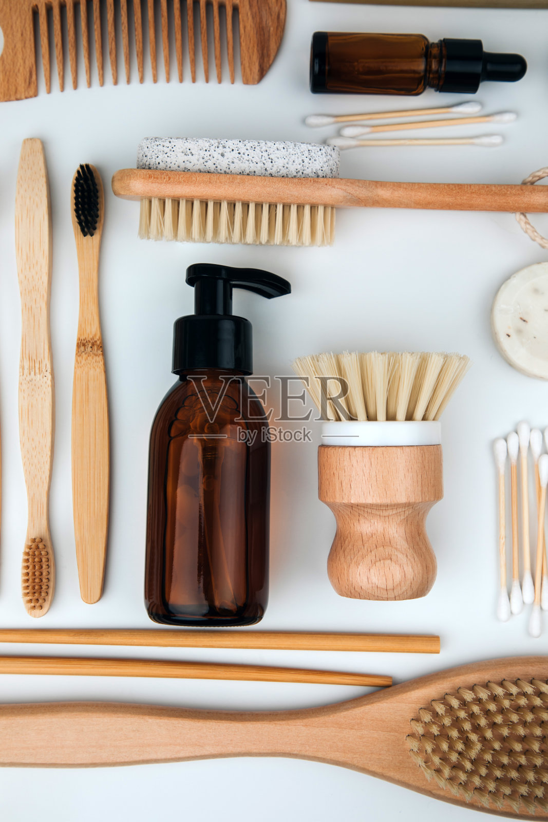 一套木制环保设备。刷子，毛巾和耳棒，天然肥皂，白色背景的纺织袋照片摄影图片