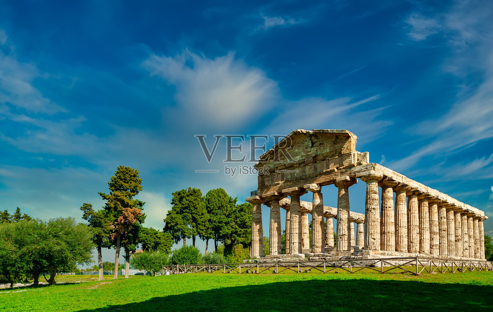 意大利帕埃斯图姆的雅典娜神庙。照片摄影图片