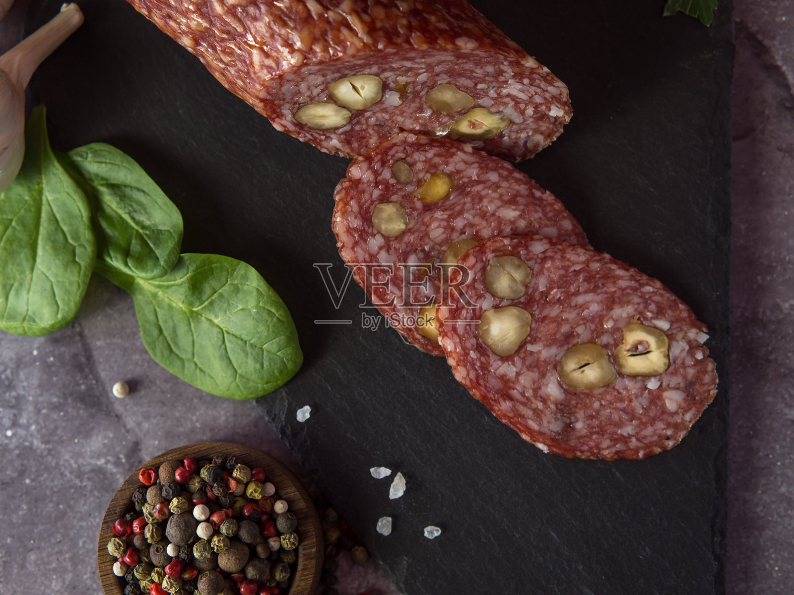 切好的香肠和橄榄，放在砧板上照片摄影图片