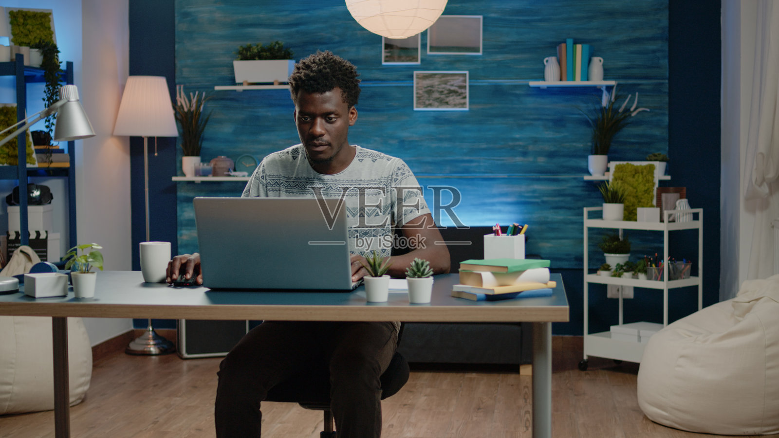 商务人士使用视频电话聊天进行商务会议照片摄影图片