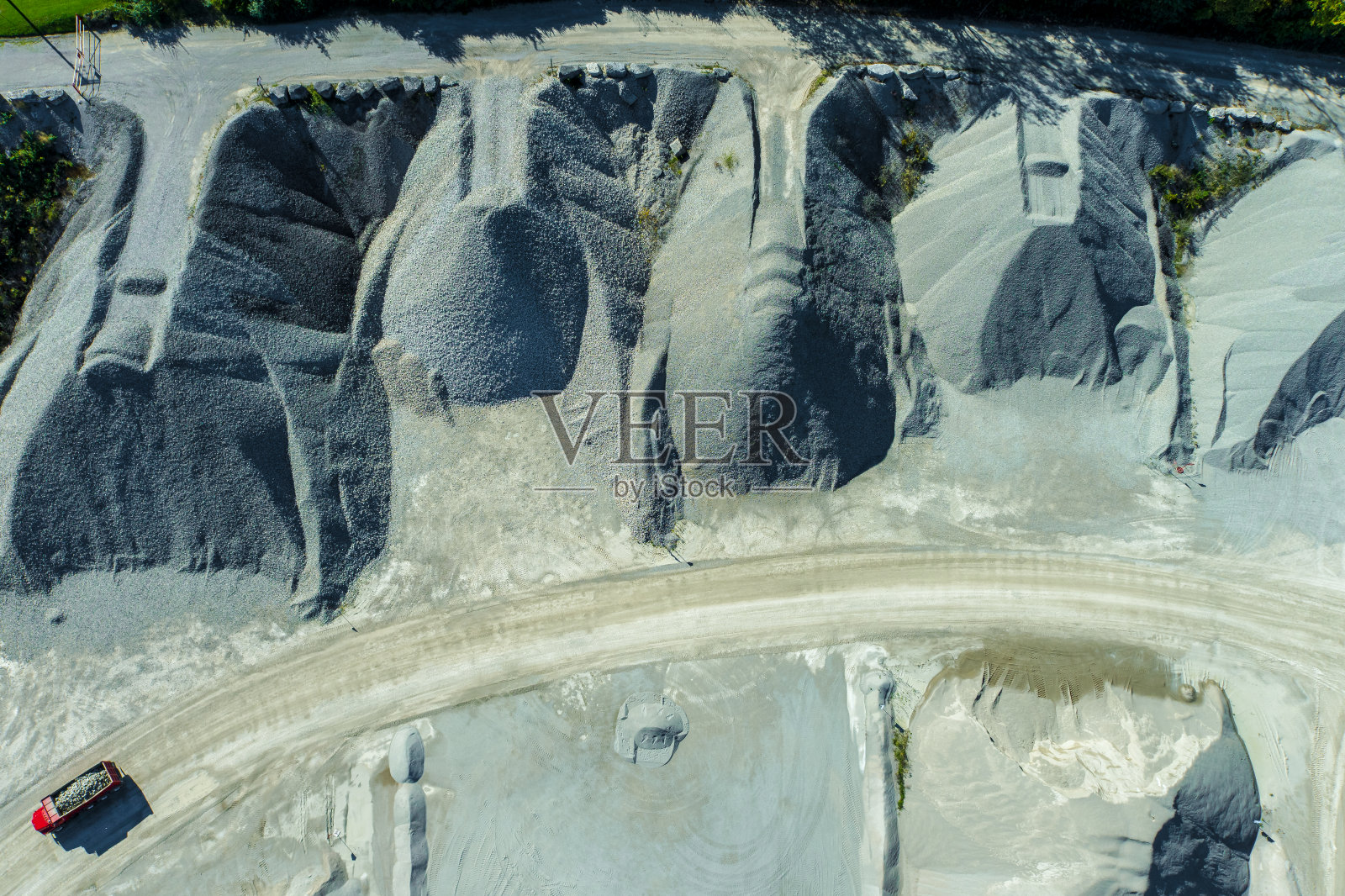 露天集料矿的采矿设备照片摄影图片