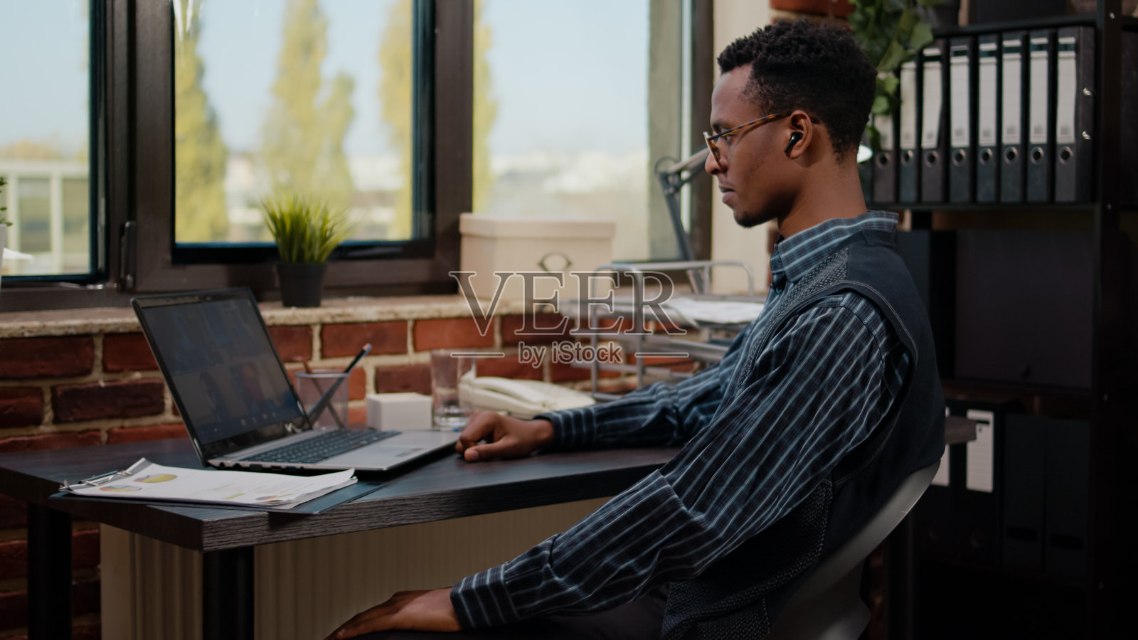 员工通过视频会议参加业务会议照片摄影图片