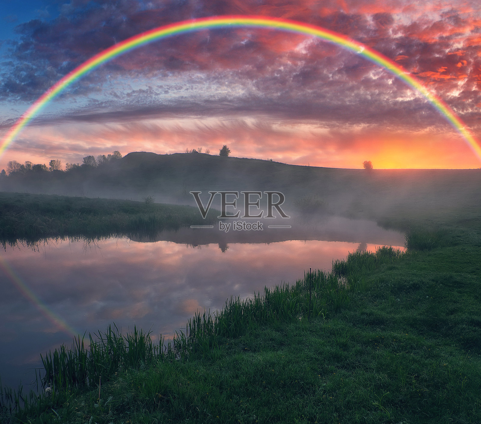 春天河上的彩虹景观。五彩缤纷的早晨。乌克兰的性质照片摄影图片