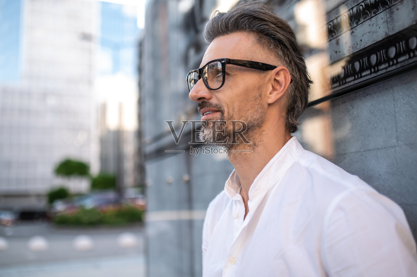 戴着眼镜，穿着白衬衫，帅气成熟的男人照片摄影图片