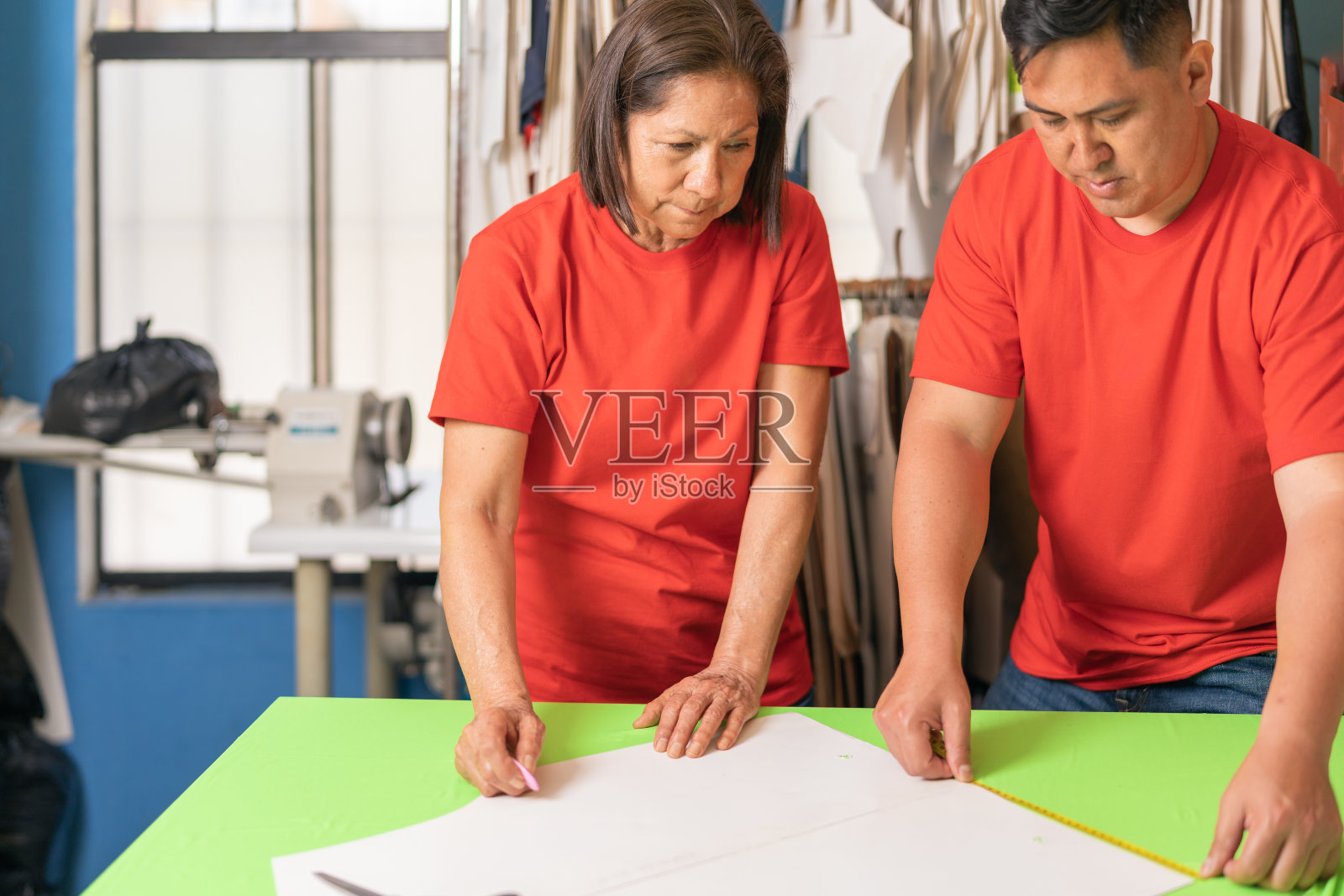 两个全神贯注的人在纺织车间工作照片摄影图片