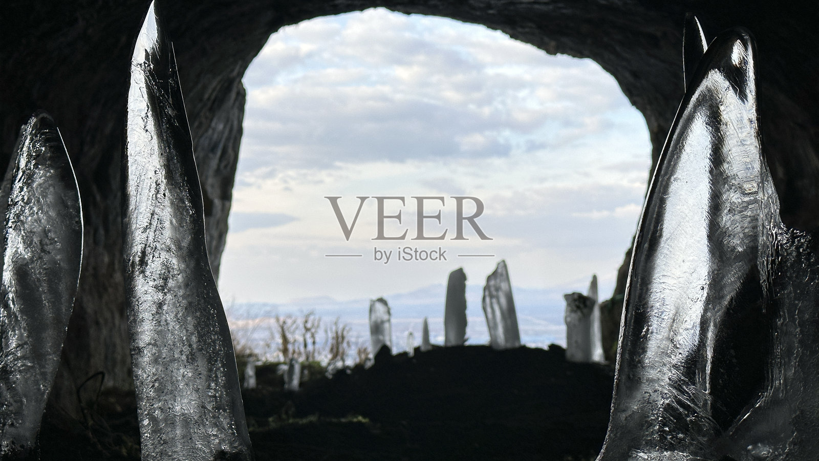 石笋和神秘的纹理冻结在神秘的洞穴照片摄影图片