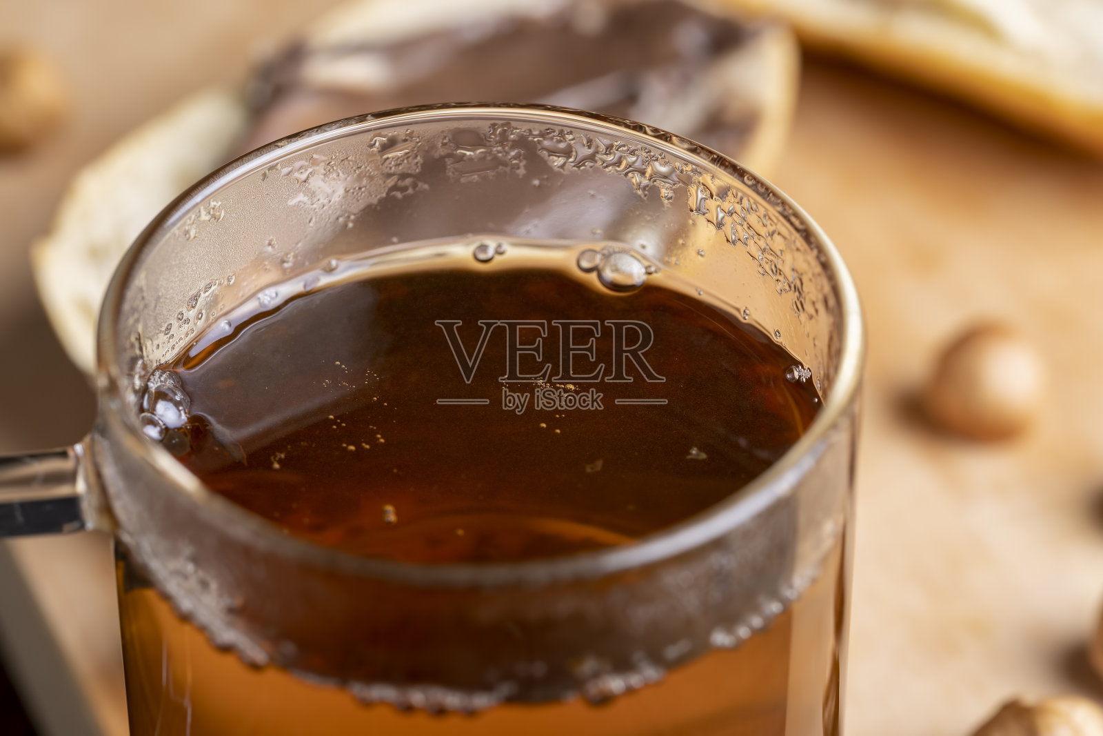 用透明杯子泡的热茶照片摄影图片