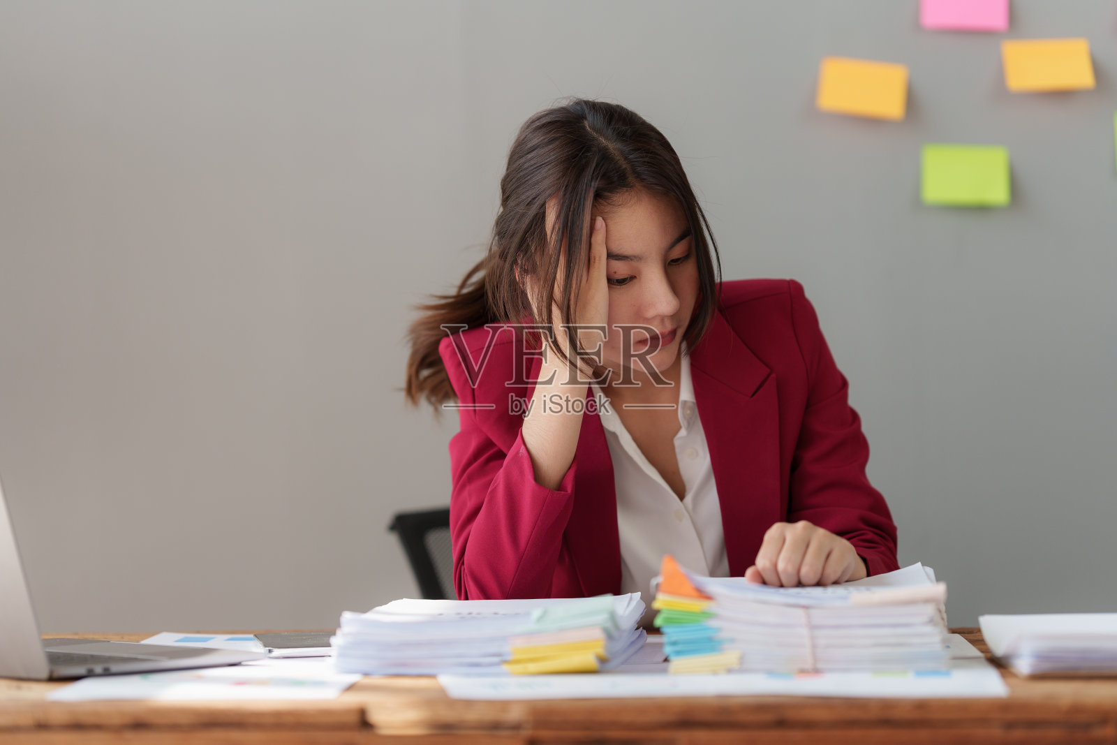 疲惫的商业女性在压力下处理许多文书工作。偏头痛攻击。自由职业者，在家工作照片摄影图片