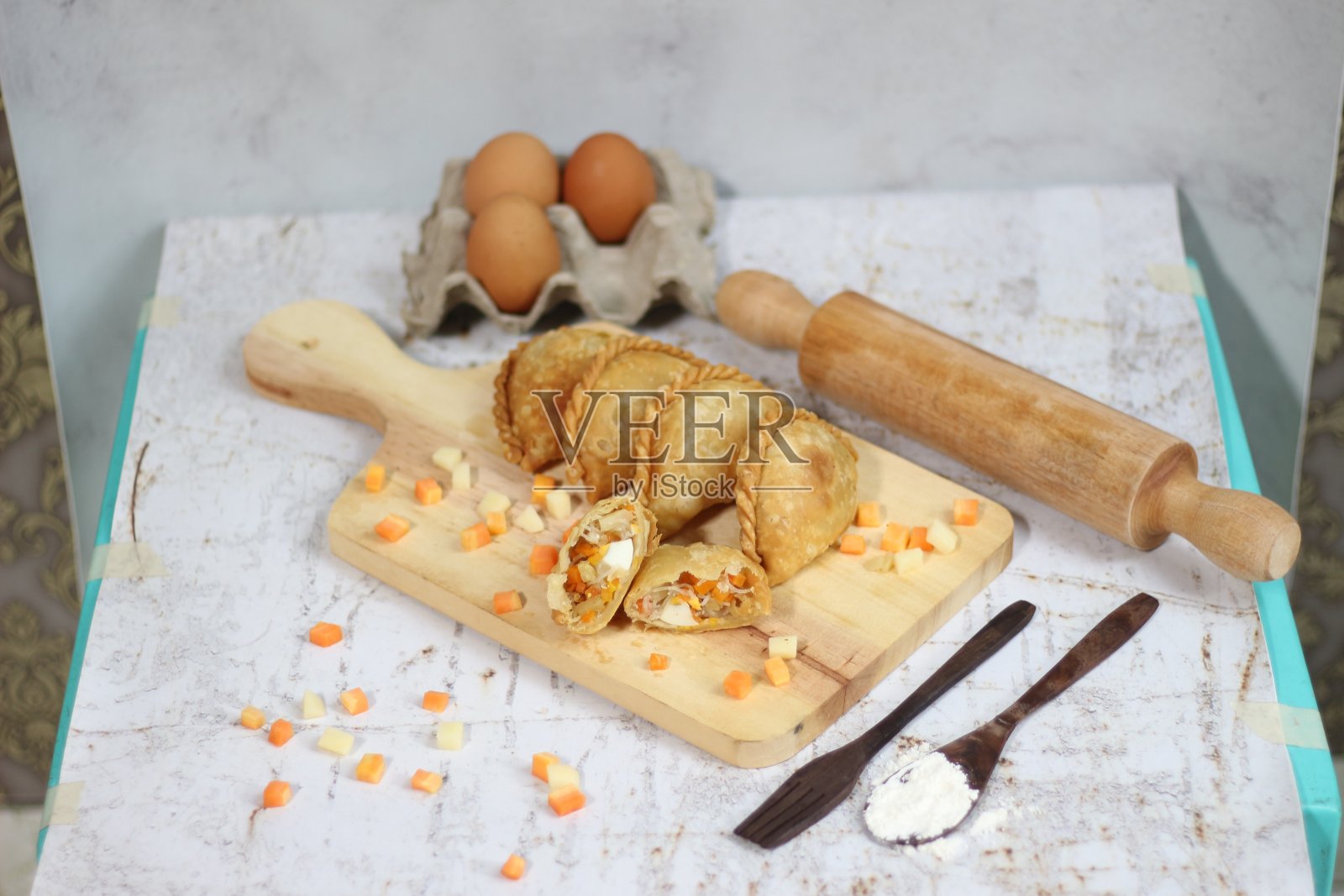 粉彩蛋糕的特写，这是一种传统的印度尼西亚食物。用鸡肉、蔬菜或煮鸡蛋填满的，配上酱汁或辣椒食用。印尼传统食物照片概念。照片摄影图片