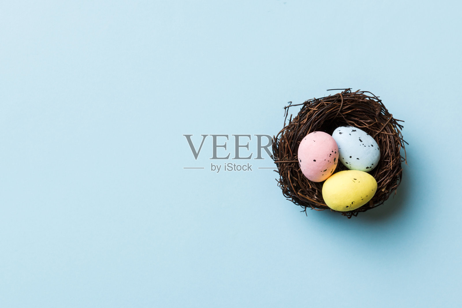 彩色复活节彩蛋在巢表背景与复制空间顶视图照片摄影图片