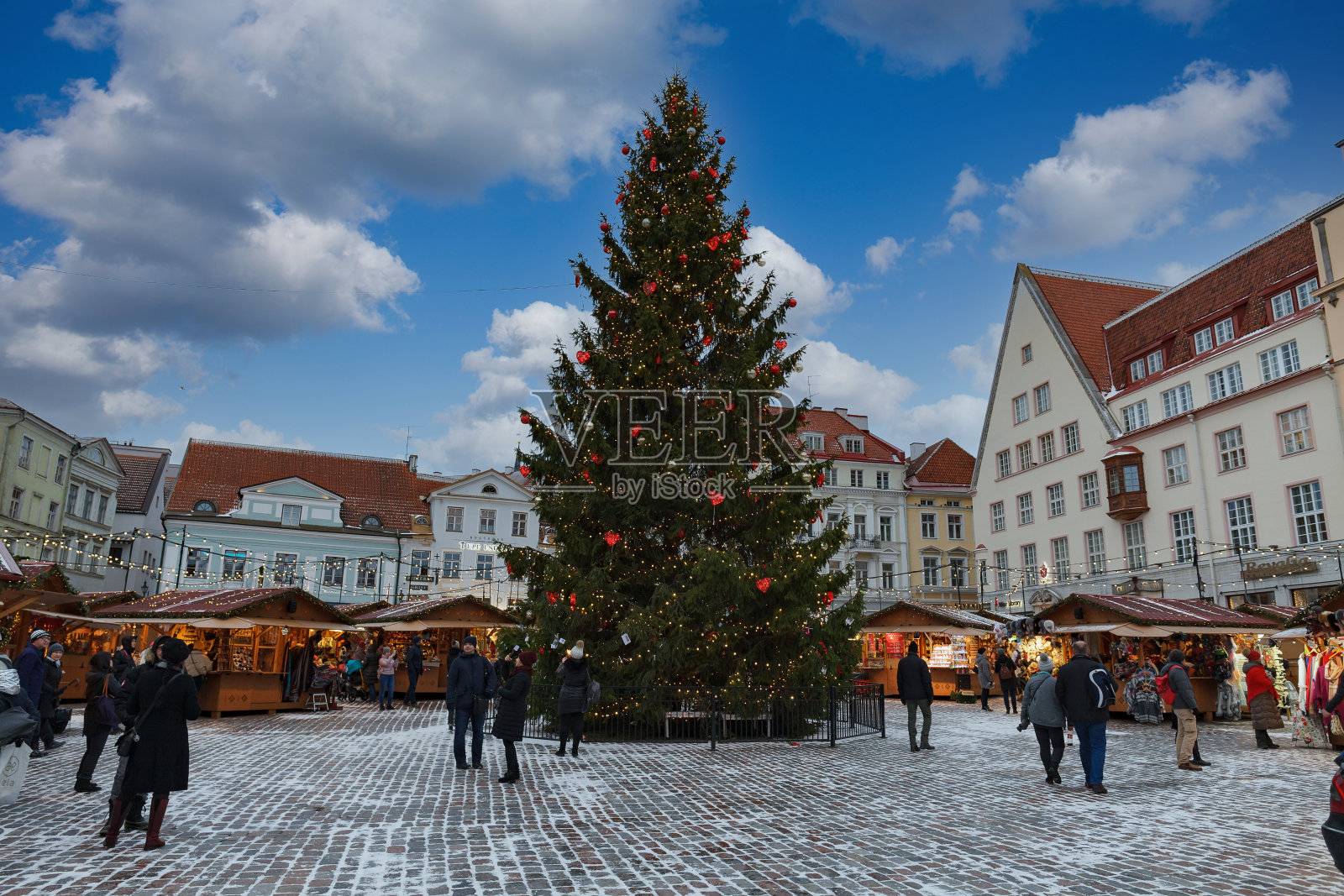 爱沙尼亚塔林——2019年12月20日:传统圣诞集市上的雪景照片摄影图片