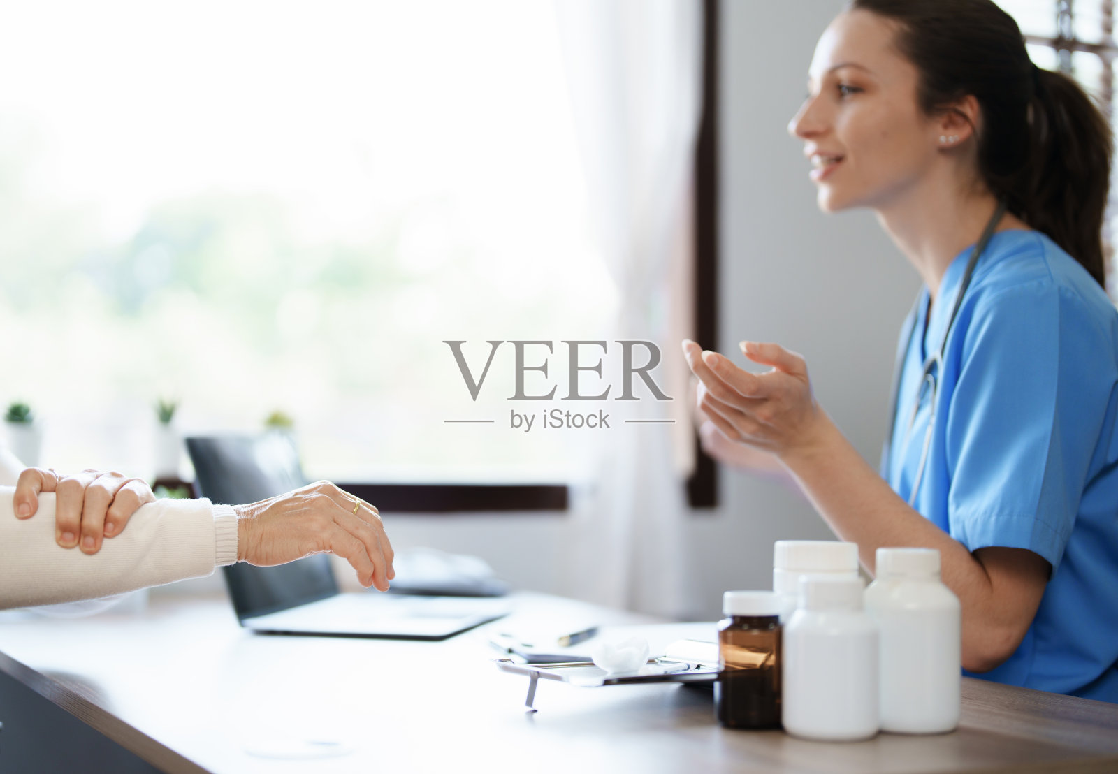 女医生拿着病人的写字板讨论和分析手腕和手指疼痛的肖像。照片摄影图片