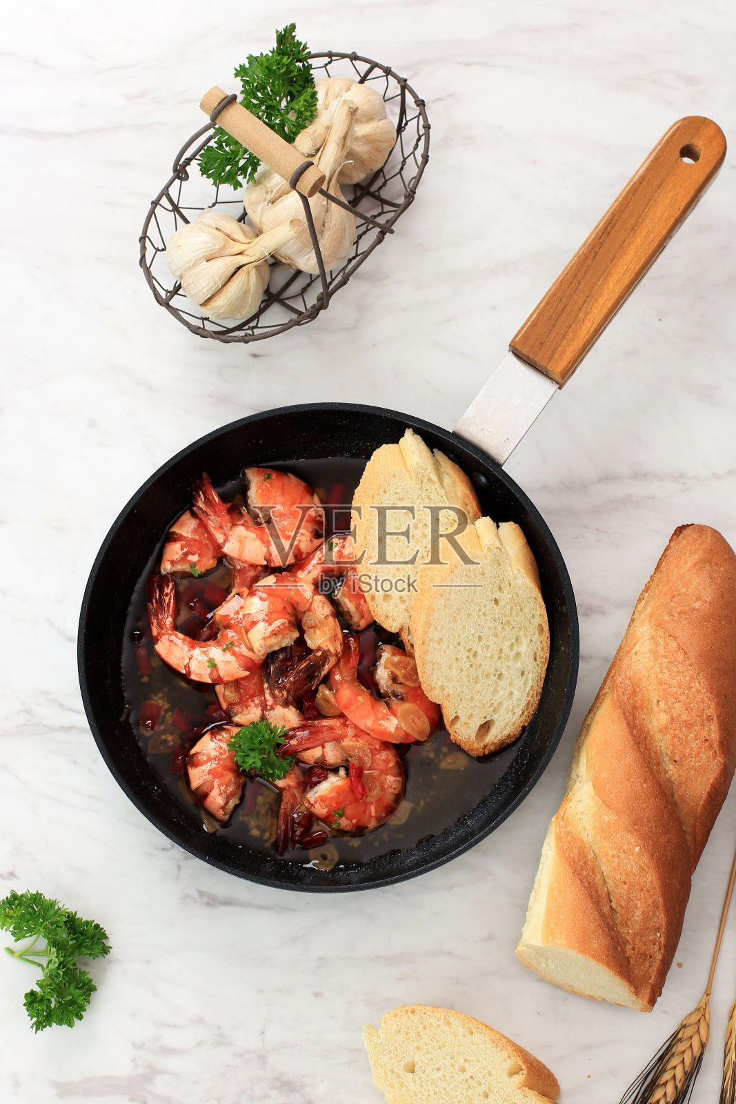 俯视图大蒜大虾照片摄影图片