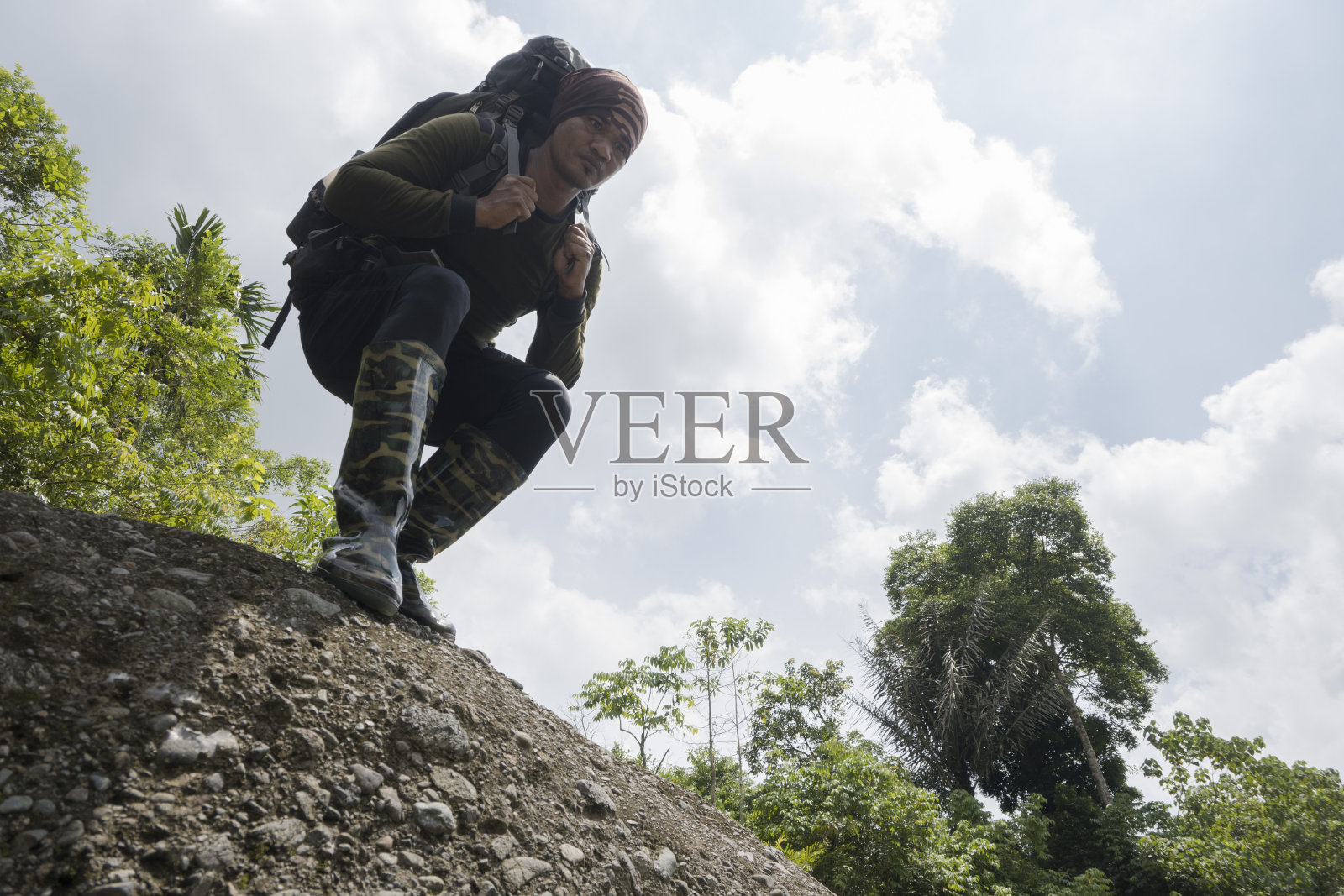 男子从岩石上跳下来-图片照片摄影图片