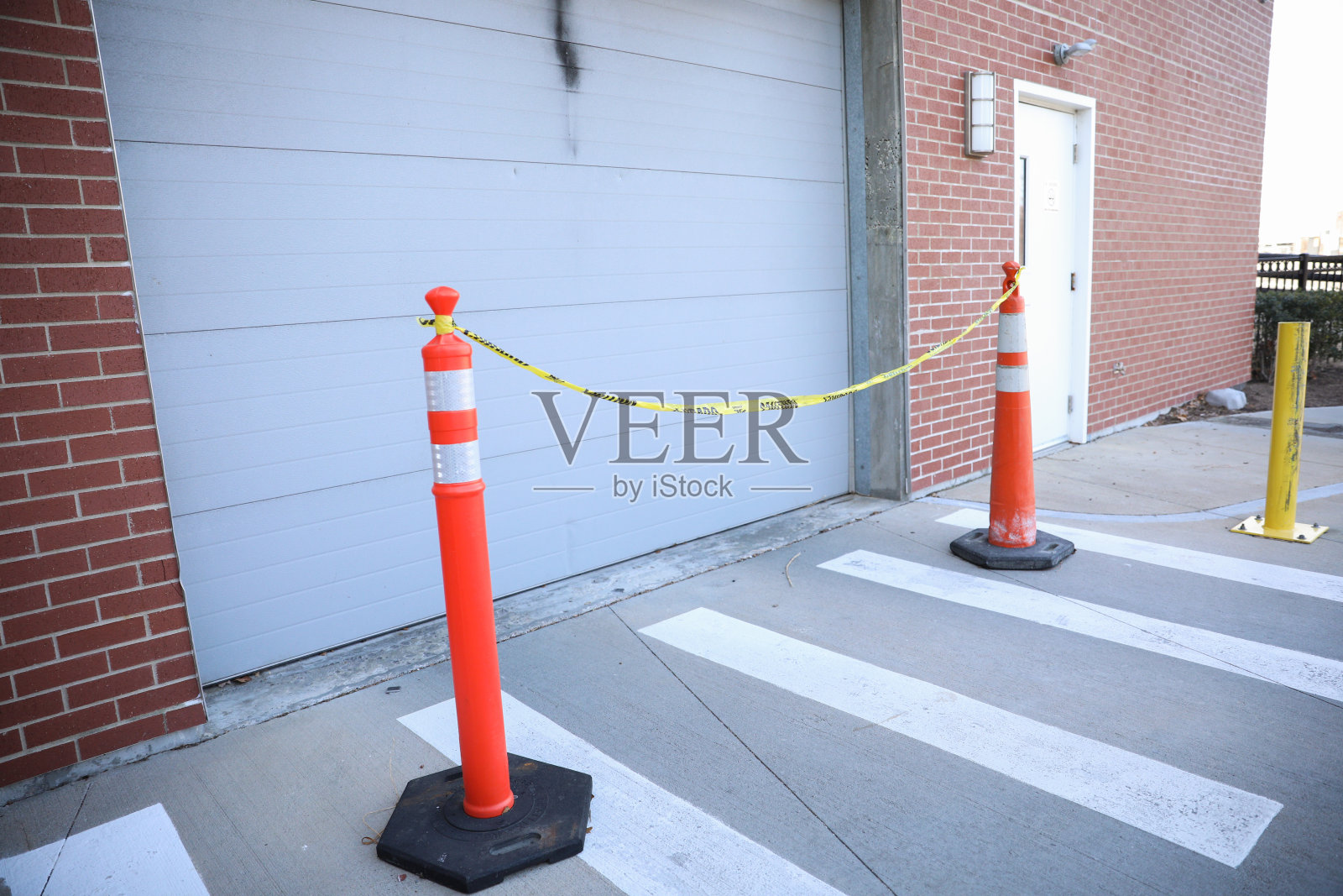 人行道上的施工锥，表示交通时要小心照片摄影图片