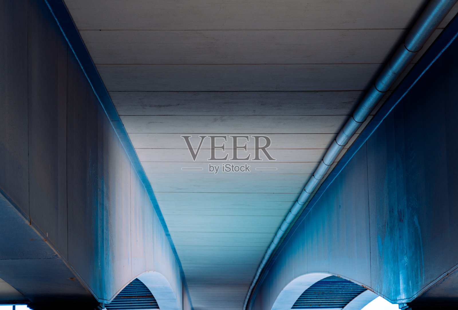 金属桥底部的透视视图照片摄影图片