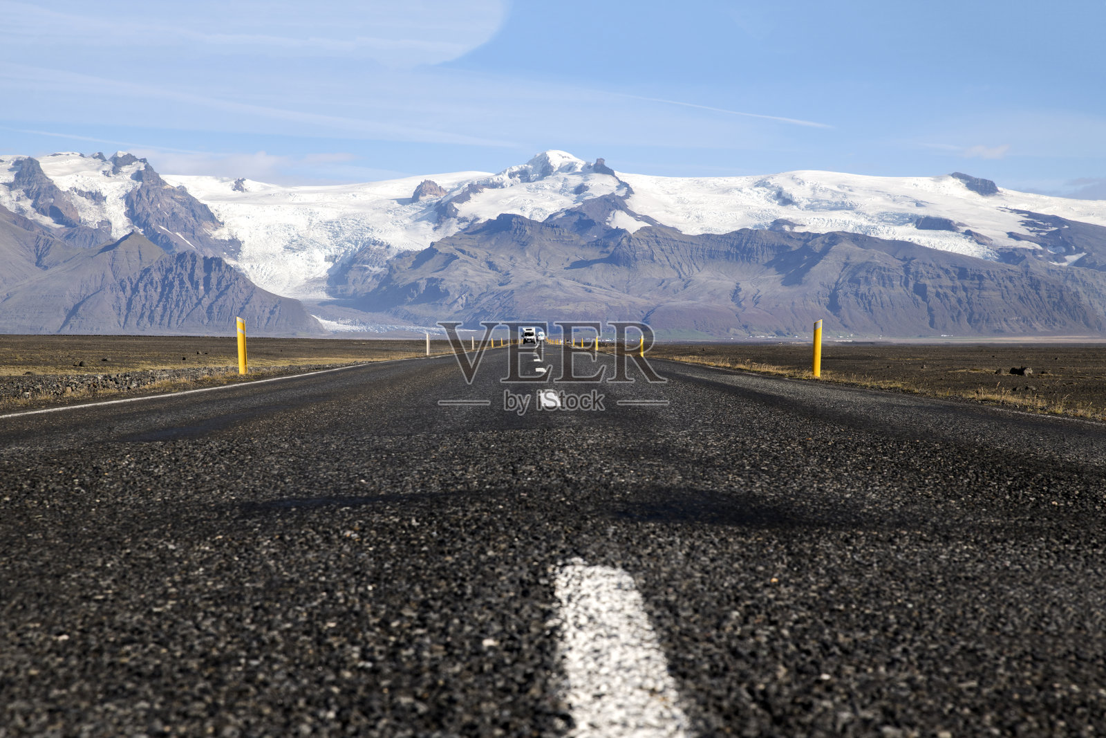 Ring road overlooking the Eyjafjallajökull glacier in the south of the island of Iceland, Europe照片摄影图片