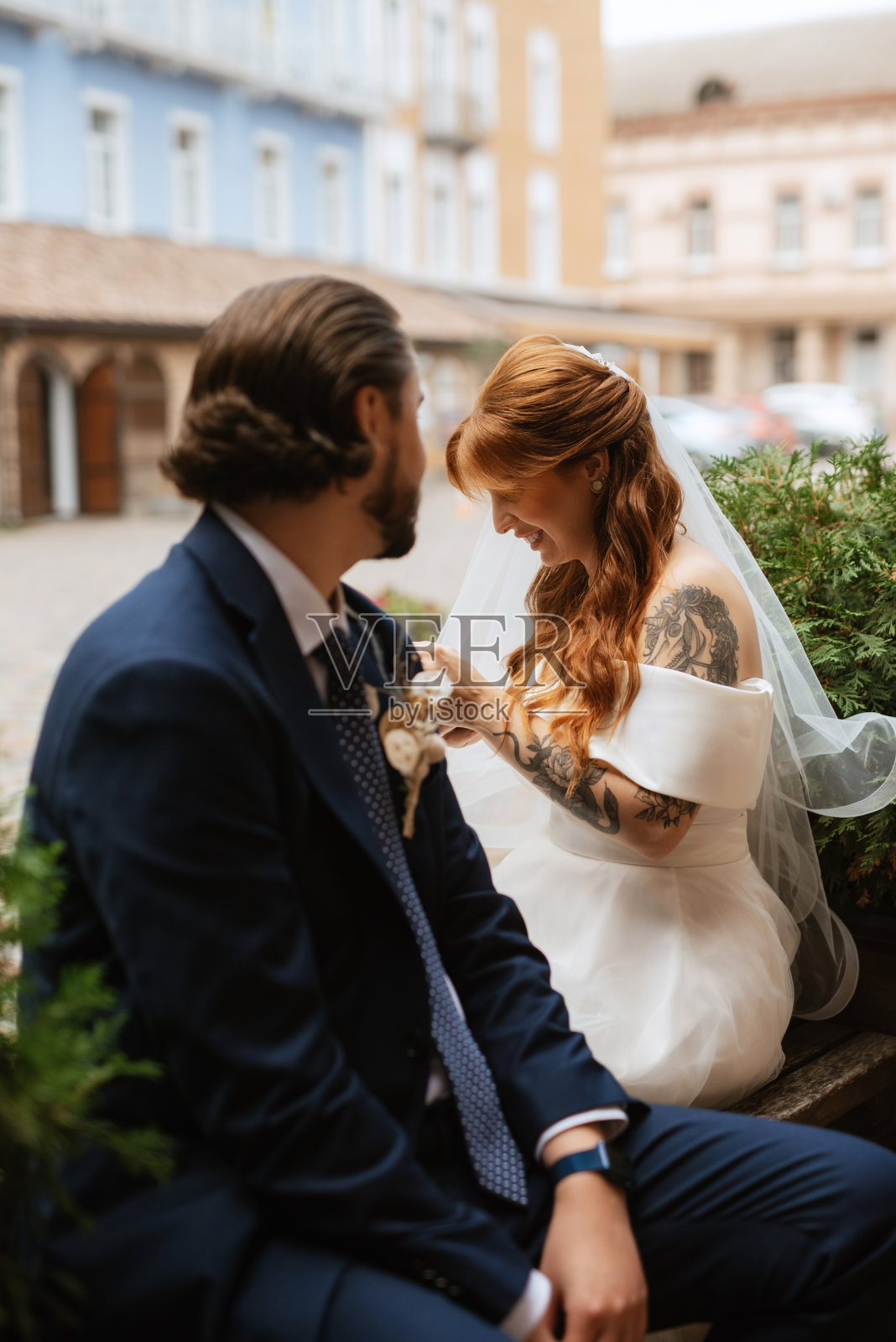 年轻的新郎新娘穿着白色的婚纱照片摄影图片