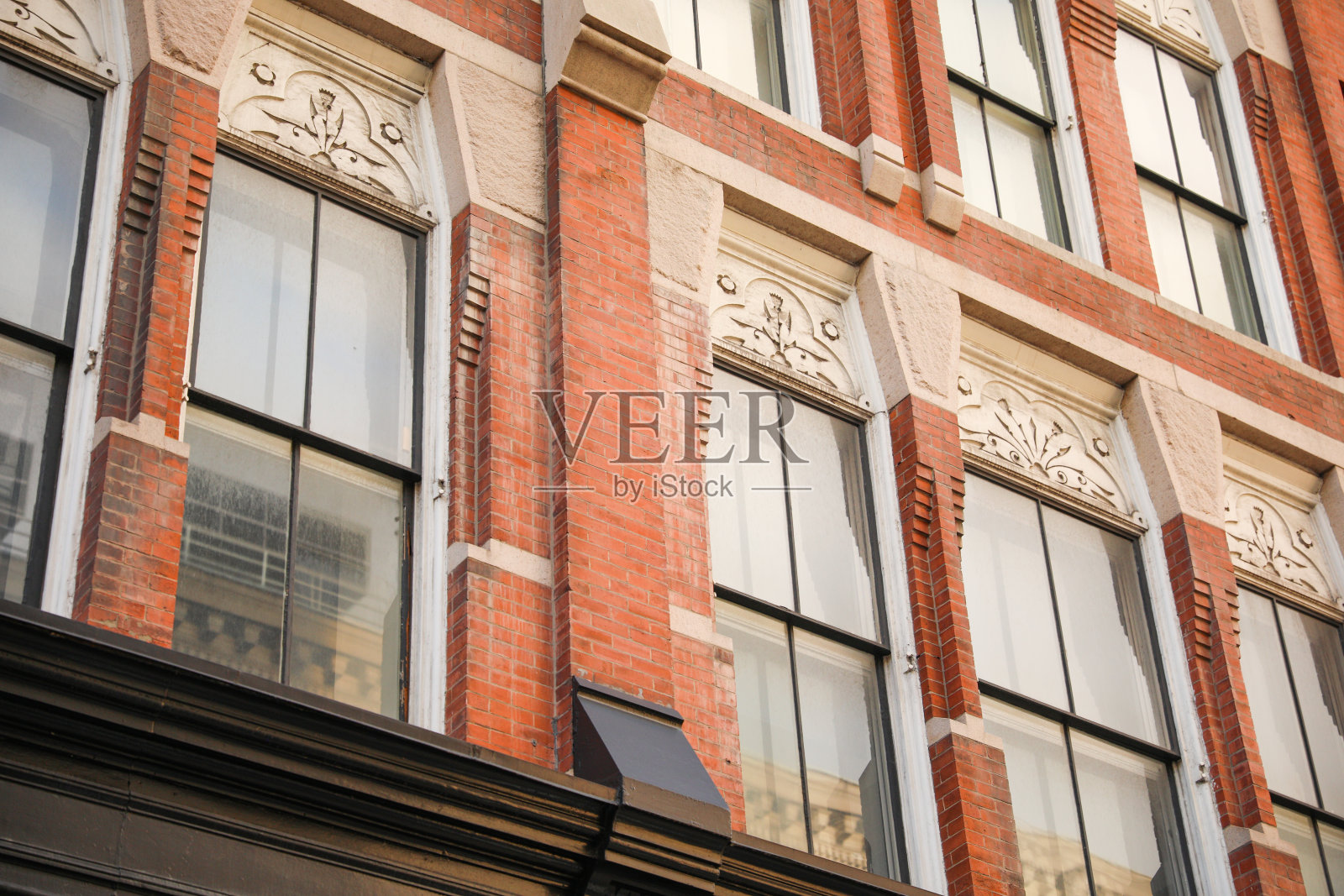 早上的城市砖石建筑展现了市中心和工业时代照片摄影图片