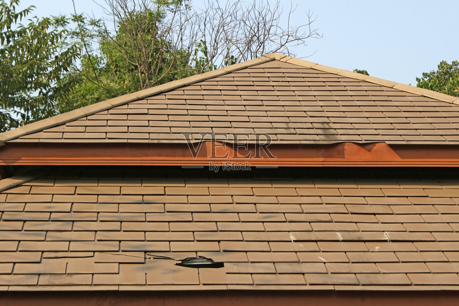 瓦片破碎，屋顶上有个洞照片摄影图片