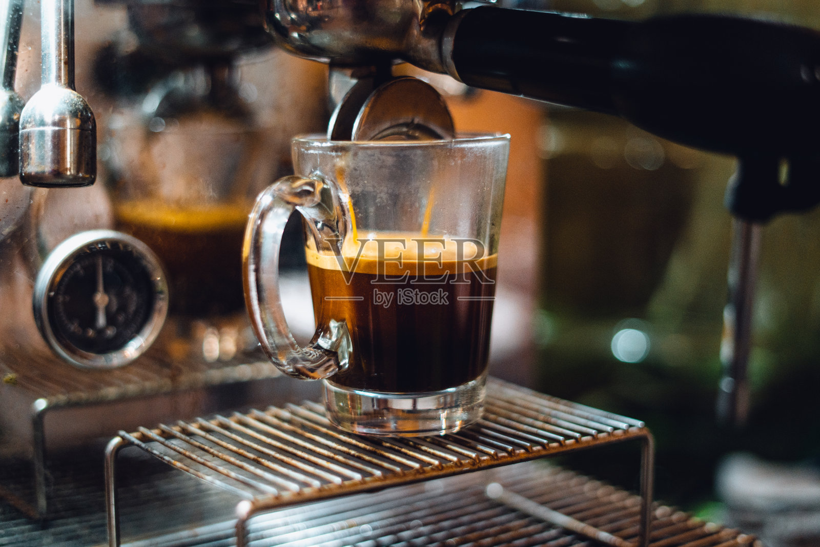 咖啡机正在煮咖啡照片摄影图片