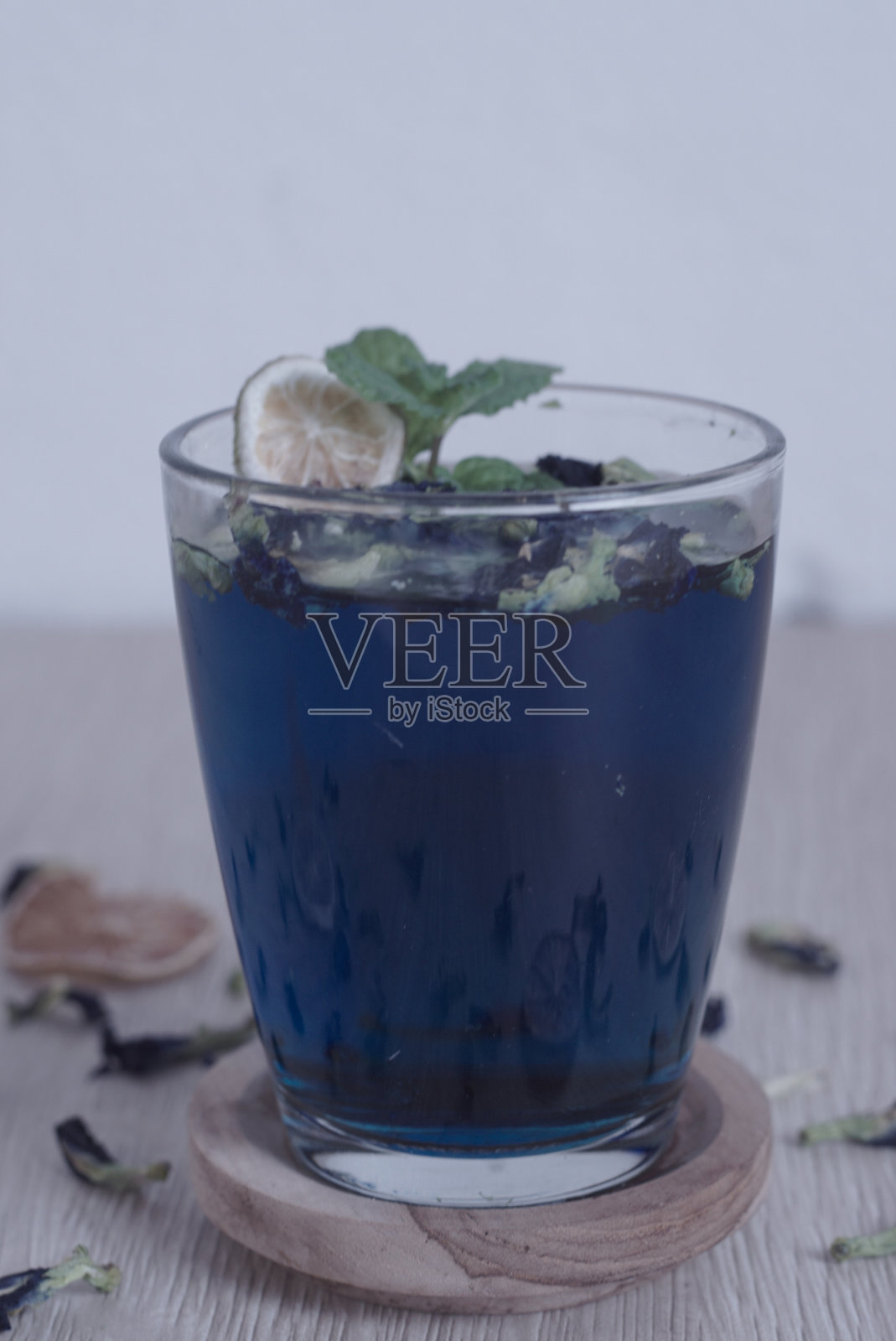 Teh Bunga Telang，蝴蝶豌豆茶加干柠檬和一片蛋糕，Selective Focus照片摄影图片