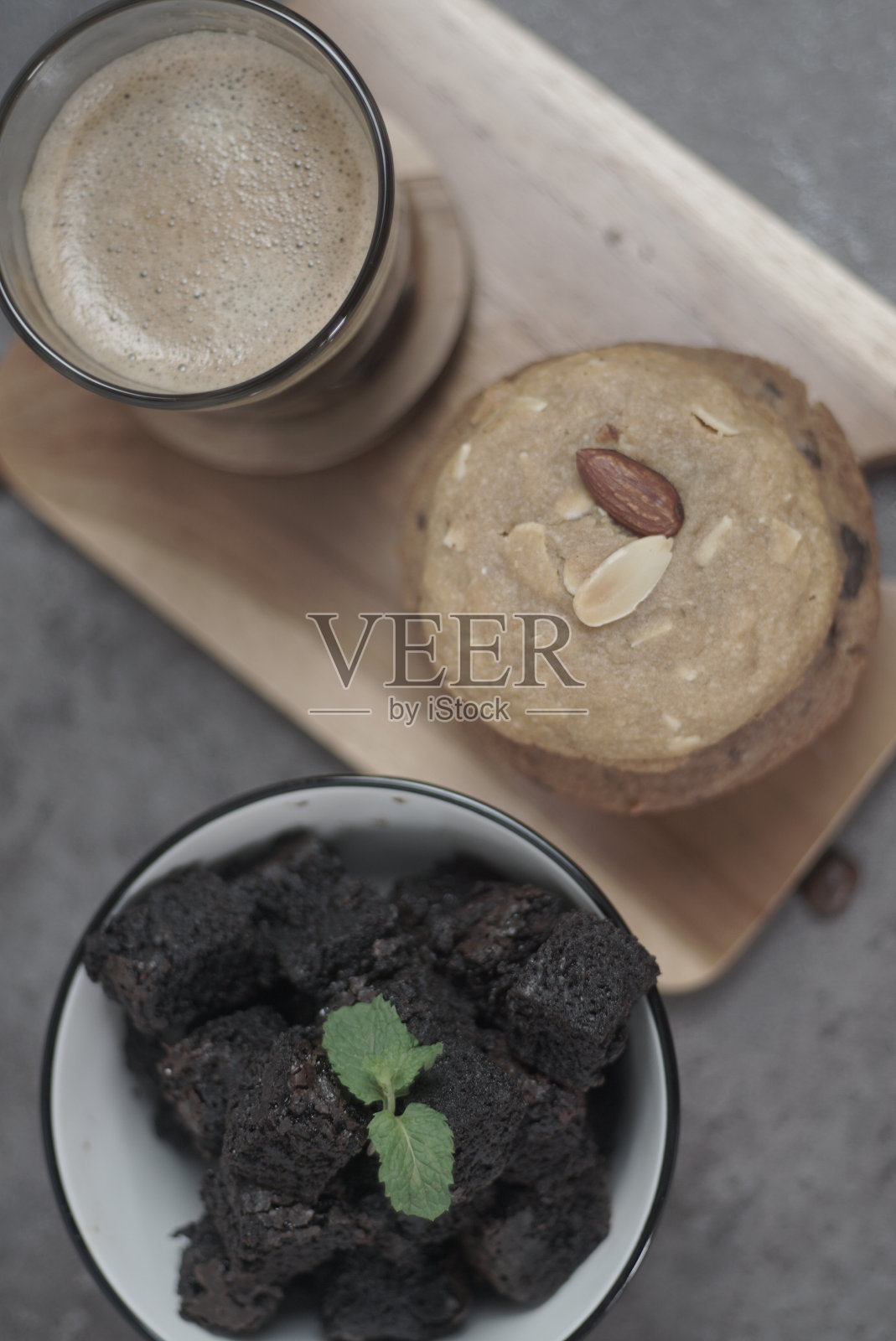 用浓缩咖啡和装饰咖啡豆堆叠饼干，平铺，特写照片摄影图片