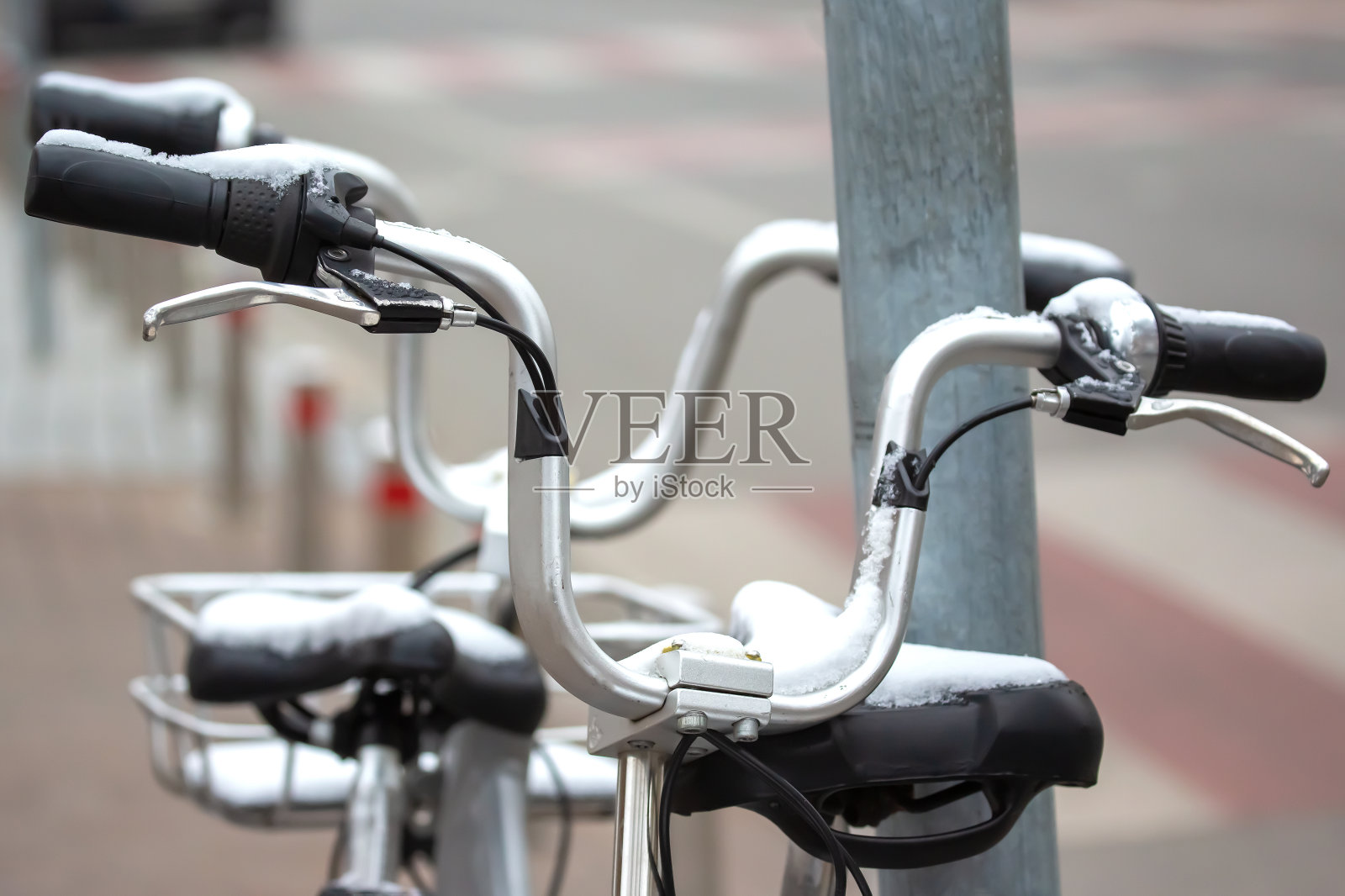 街道下雪租自行车照片摄影图片