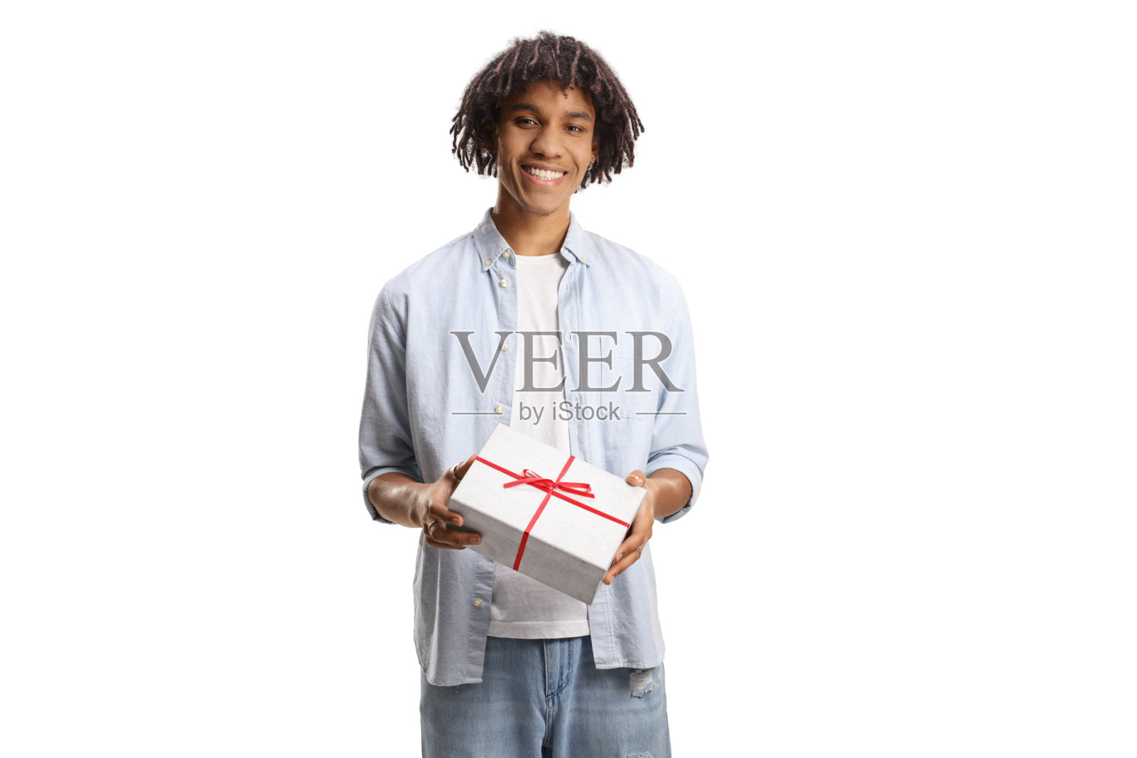 快乐的非裔美国人拿着礼品盒微笑照片摄影图片