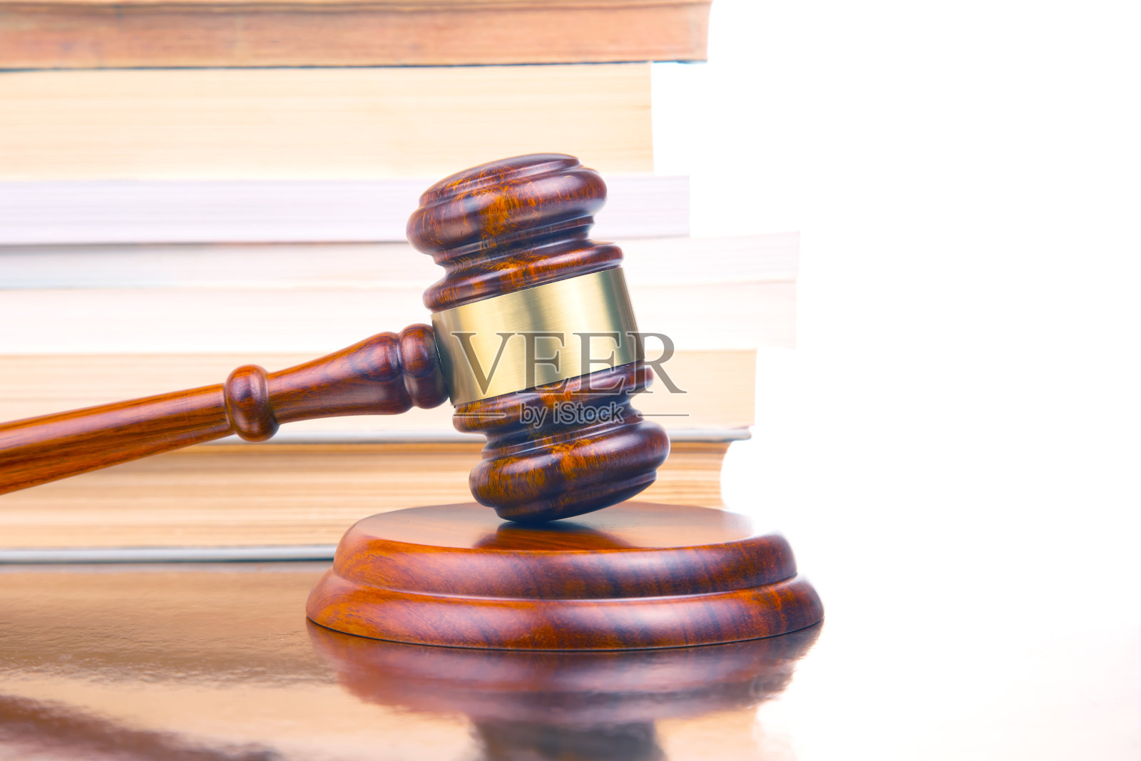 法律书籍背景下的法槌，公正与公平照片摄影图片