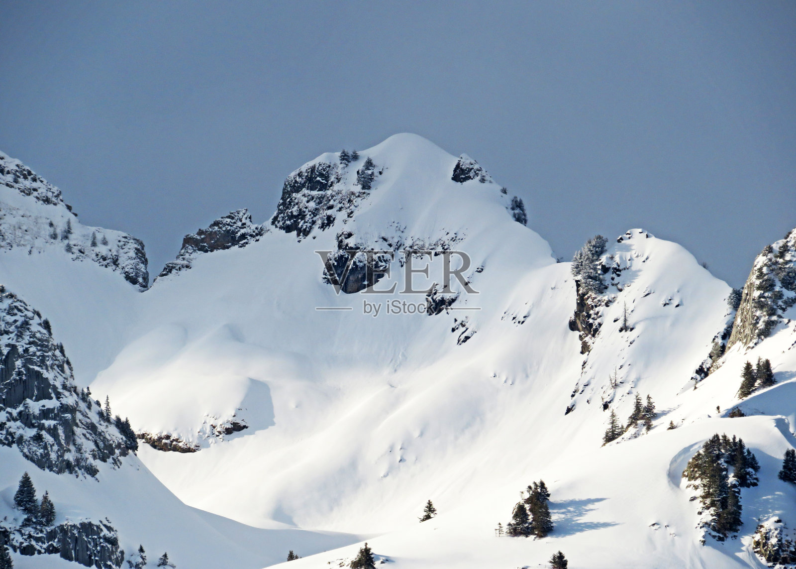 瑞士圣加仑州Unterwasser的白雪覆盖的阿尔卑斯山高峰Schwarzchopf(1949米)位于阿尔卑斯山山脉和阿彭策尔阿尔卑斯山脉。照片摄影图片