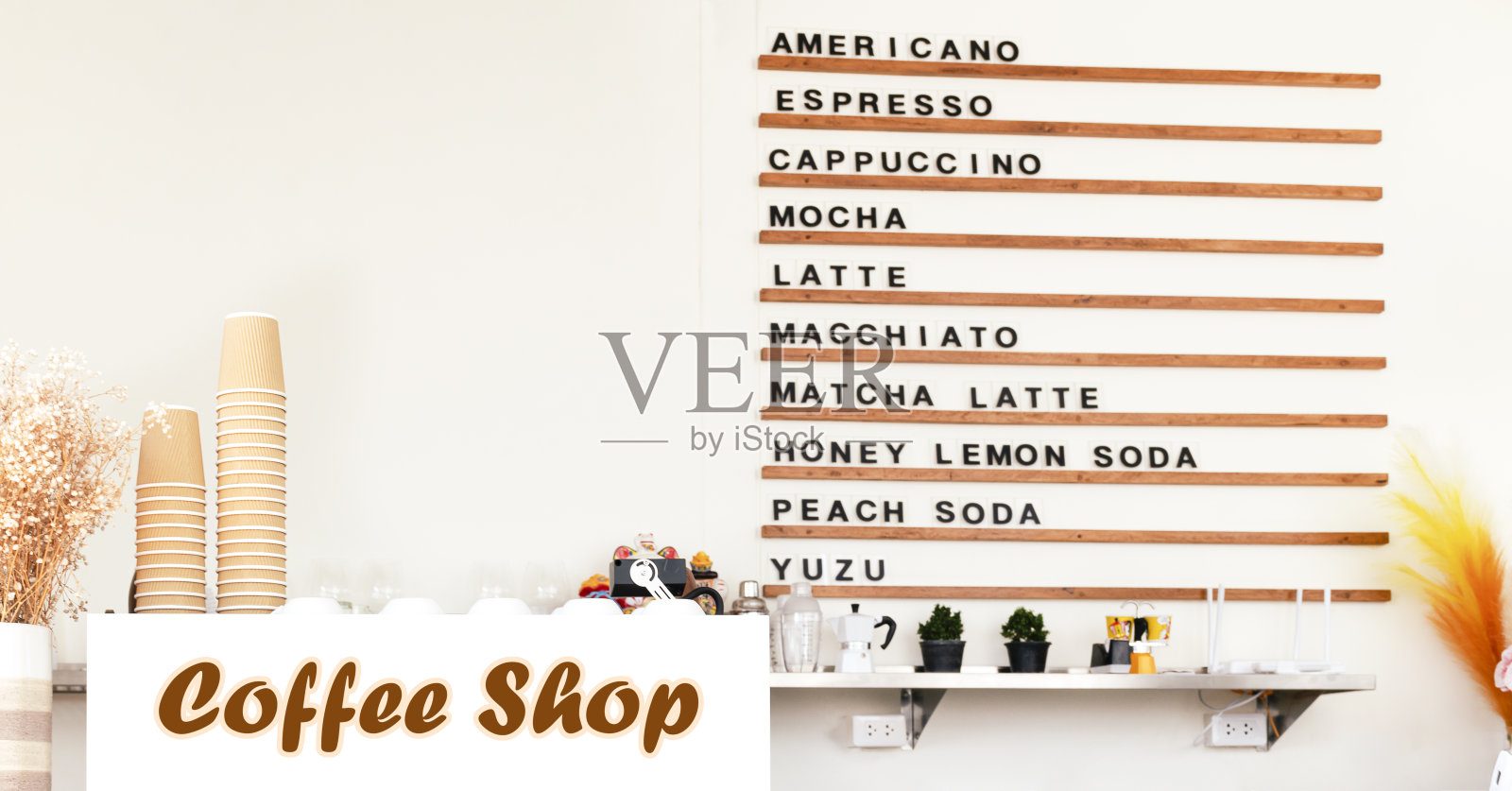 白色咖啡机在柜台与咖啡菜单的木制货架背景在咖啡店照片摄影图片