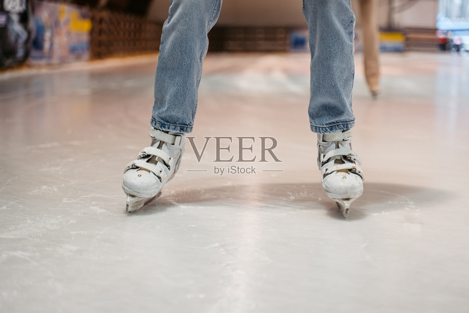 在室内溜冰场滑冰照片摄影图片