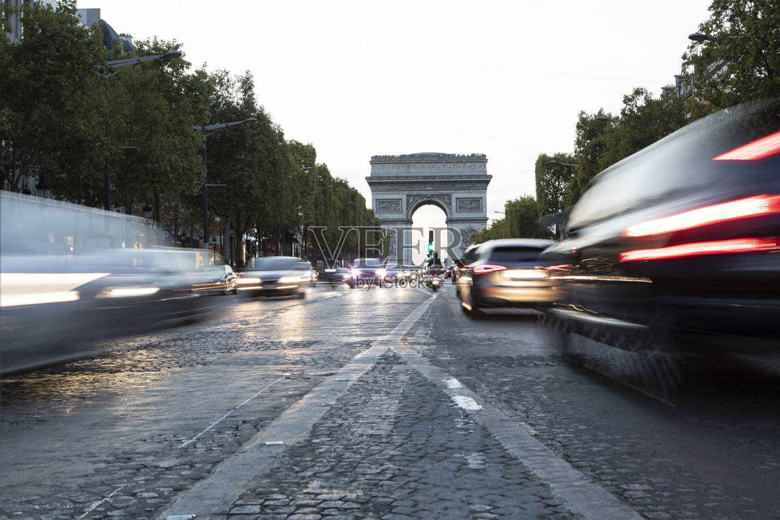 黄昏时分，香榭丽舍大街上交通的灯光照片摄影图片