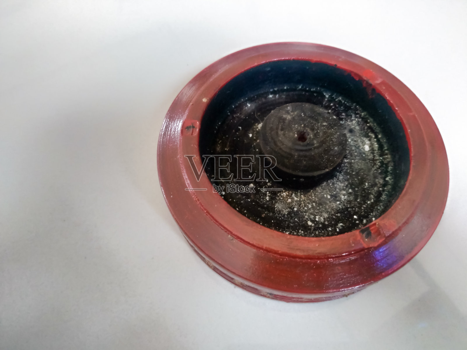 把脏的木烟灰缸放在地板上照片摄影图片