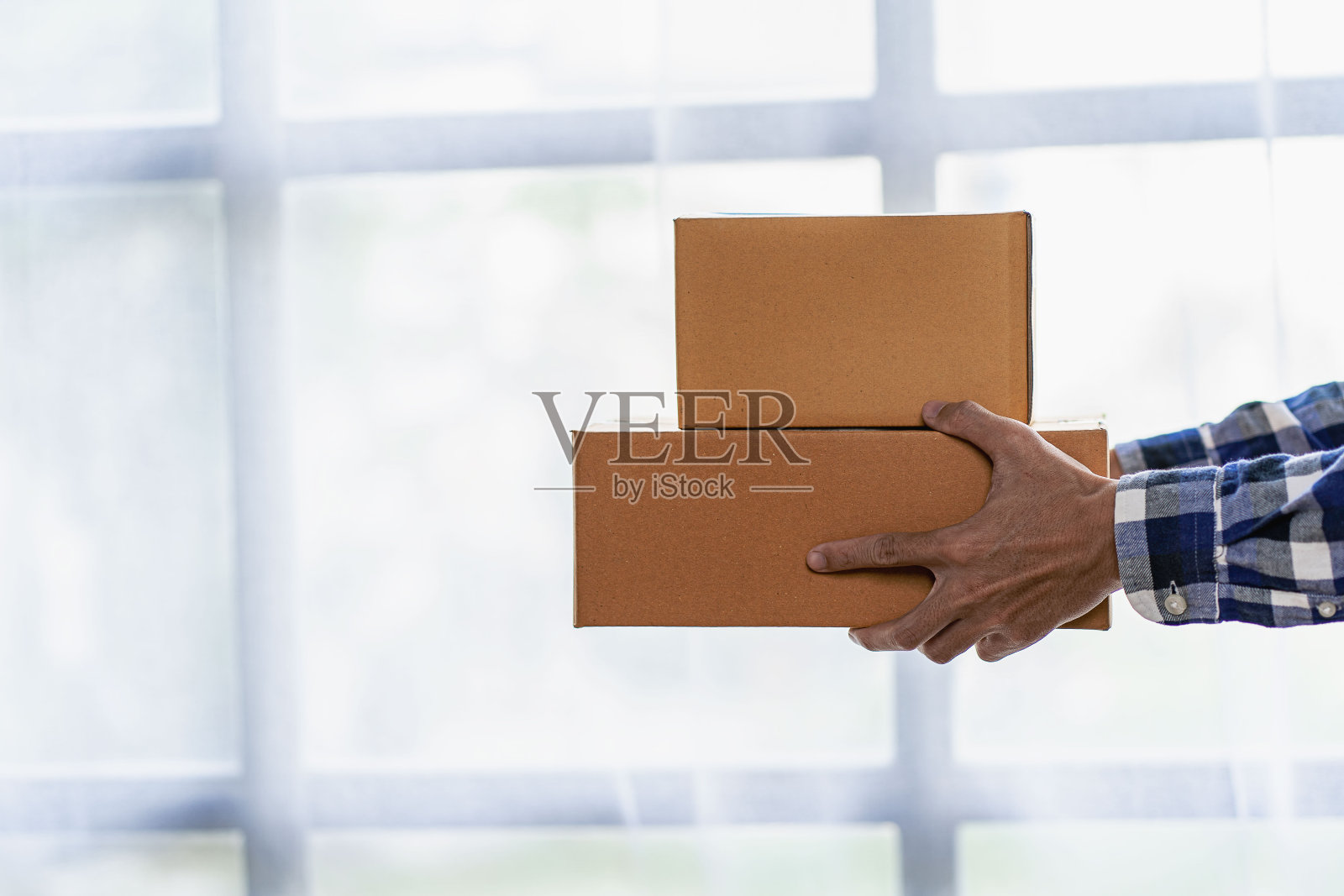 创业公司或小型企业的企业家准备从客户那里用包裹递送地址，在网上商店管理订单，网上购物，中小企业业务概念，电子商务。照片摄影图片