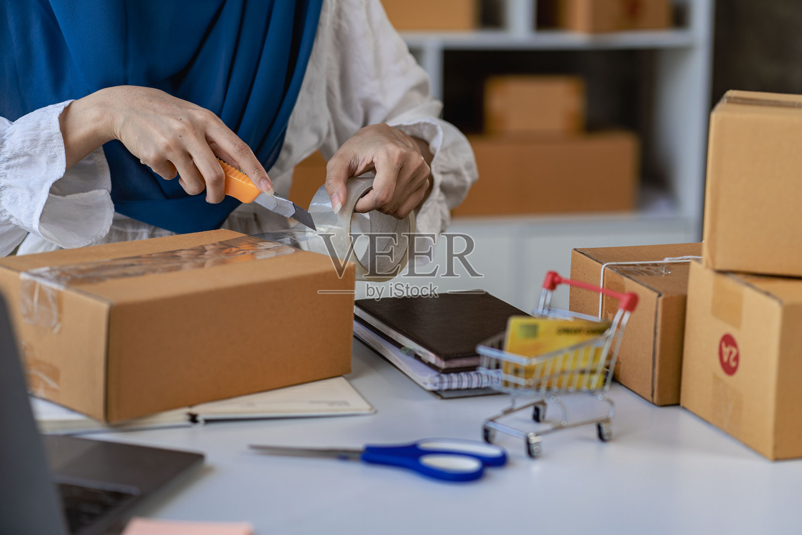 创业公司或小型企业的企业家准备从客户那里用包裹递送地址，在网上商店管理订单，网上购物，中小企业业务概念，电子商务。照片摄影图片