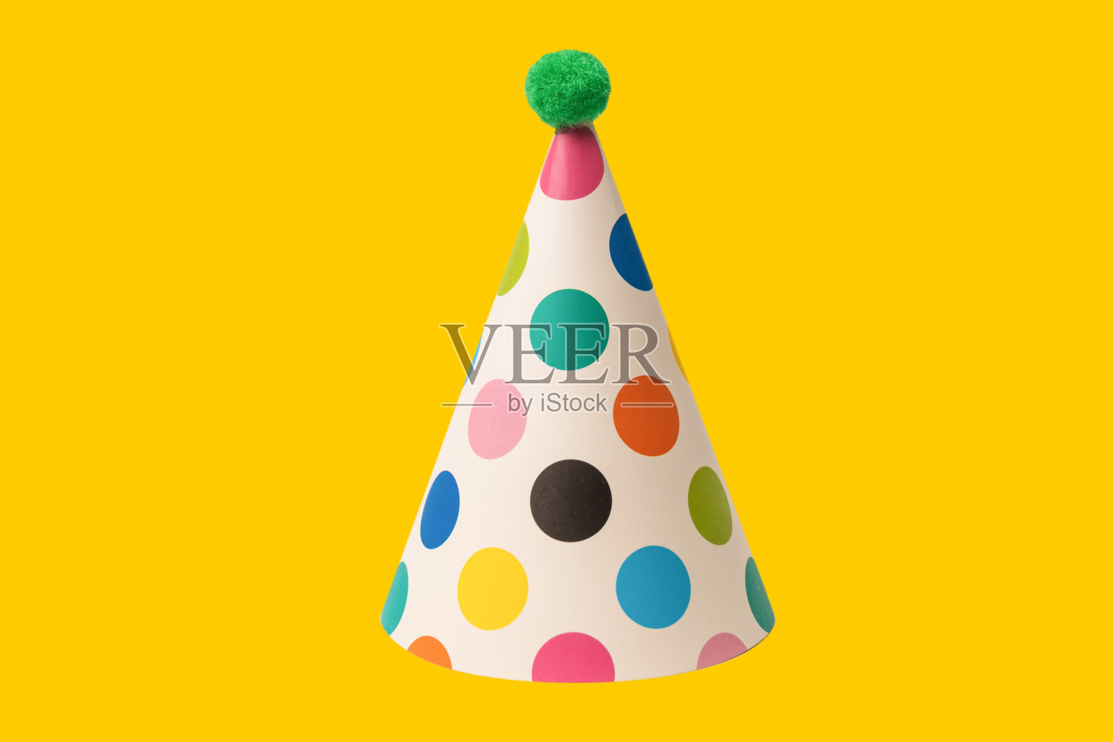 明亮多彩的生日帽孤立在黄色的背景上。照片摄影图片