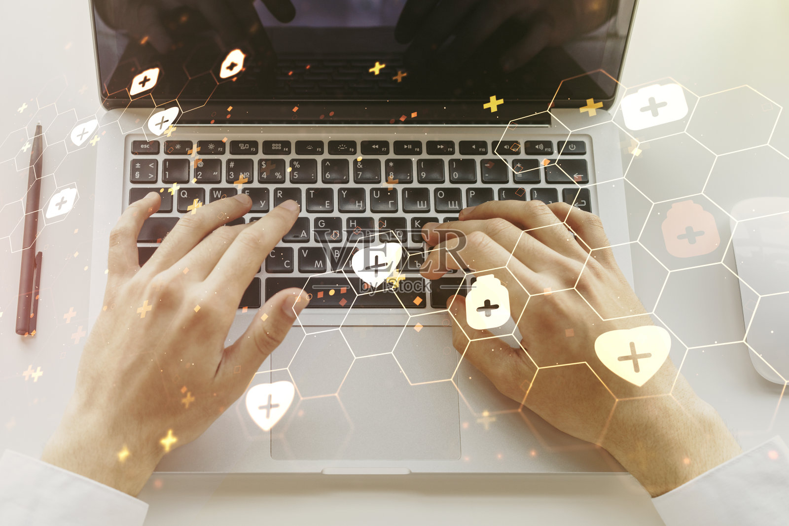 创意抽象的医学素描和双手打字在电脑键盘上的背景，医学和保健概念。Multiexposure照片摄影图片