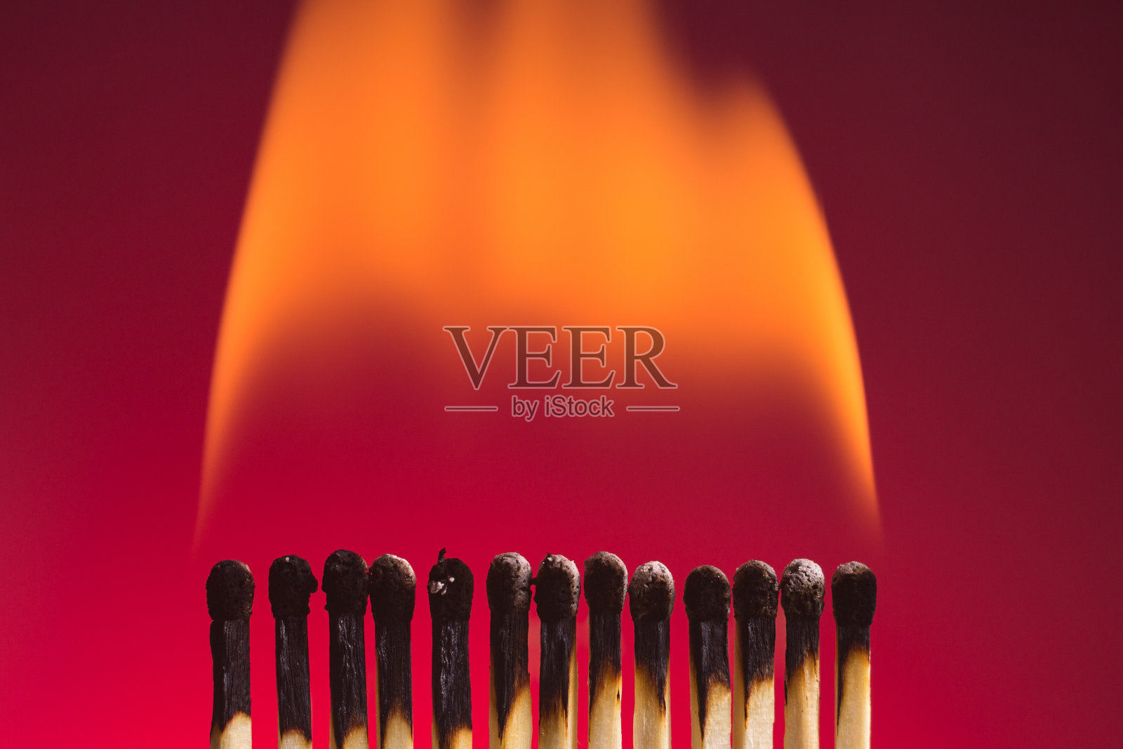 火柴燃烧提供相同的火焰。照片摄影图片