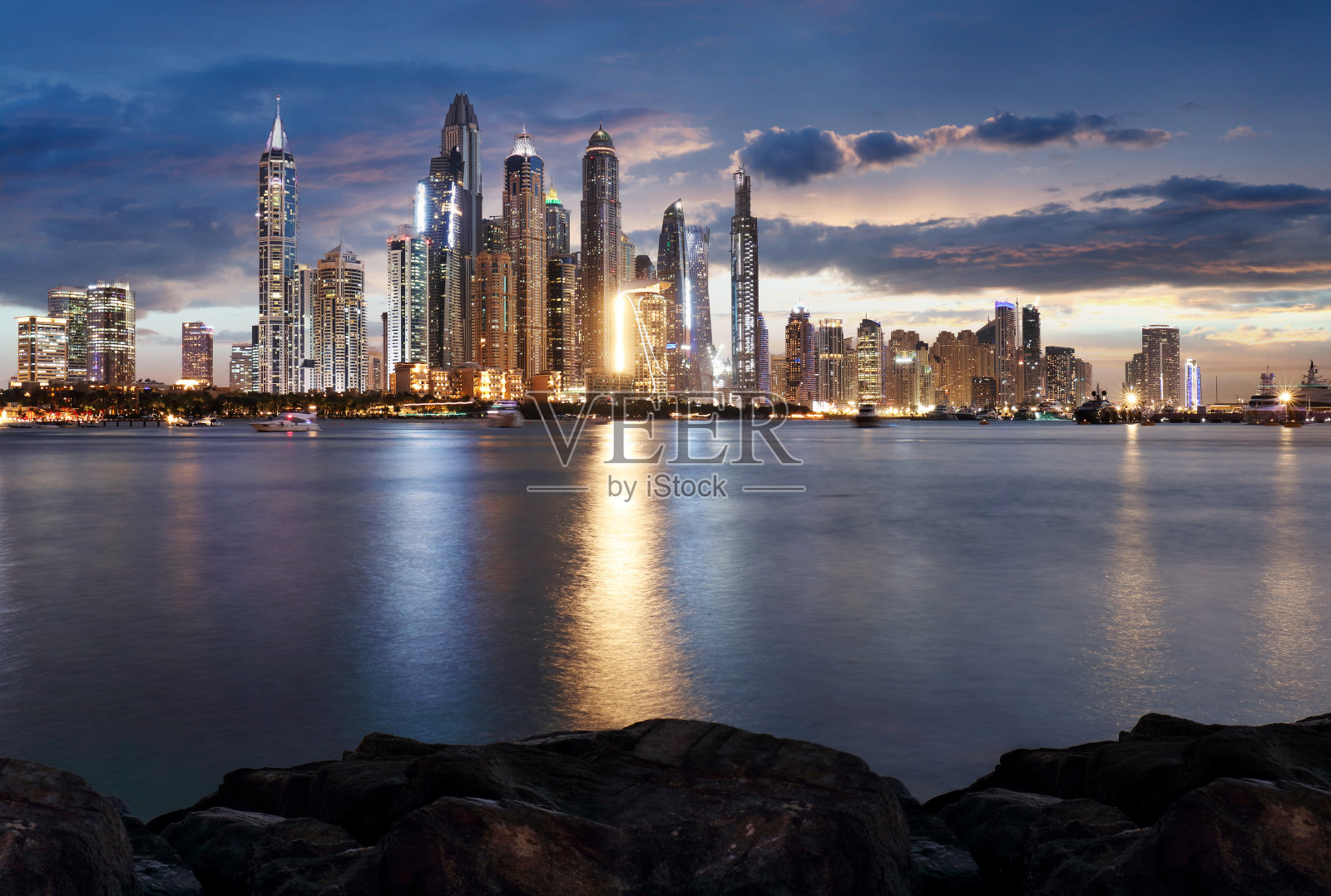 夜晚的迪拜码头全景，高楼林立，阿联酋照片摄影图片