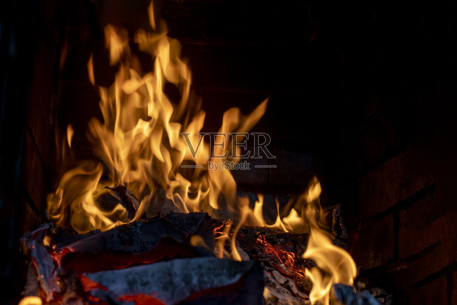 黑暗的背景上有巨大的火焰。水平照片摄影图片
