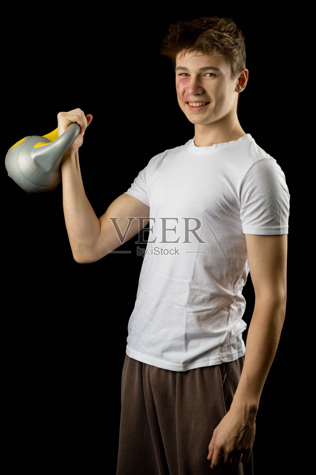 一个17岁男孩的肖像，黑色背景照片摄影图片