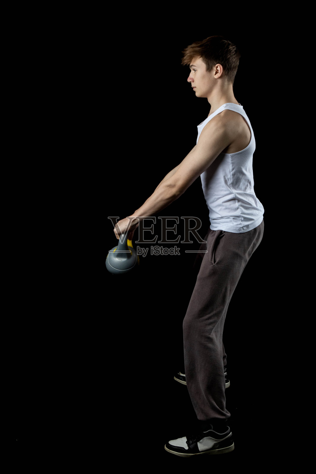 一个穿着白色背心的17岁女孩照片摄影图片